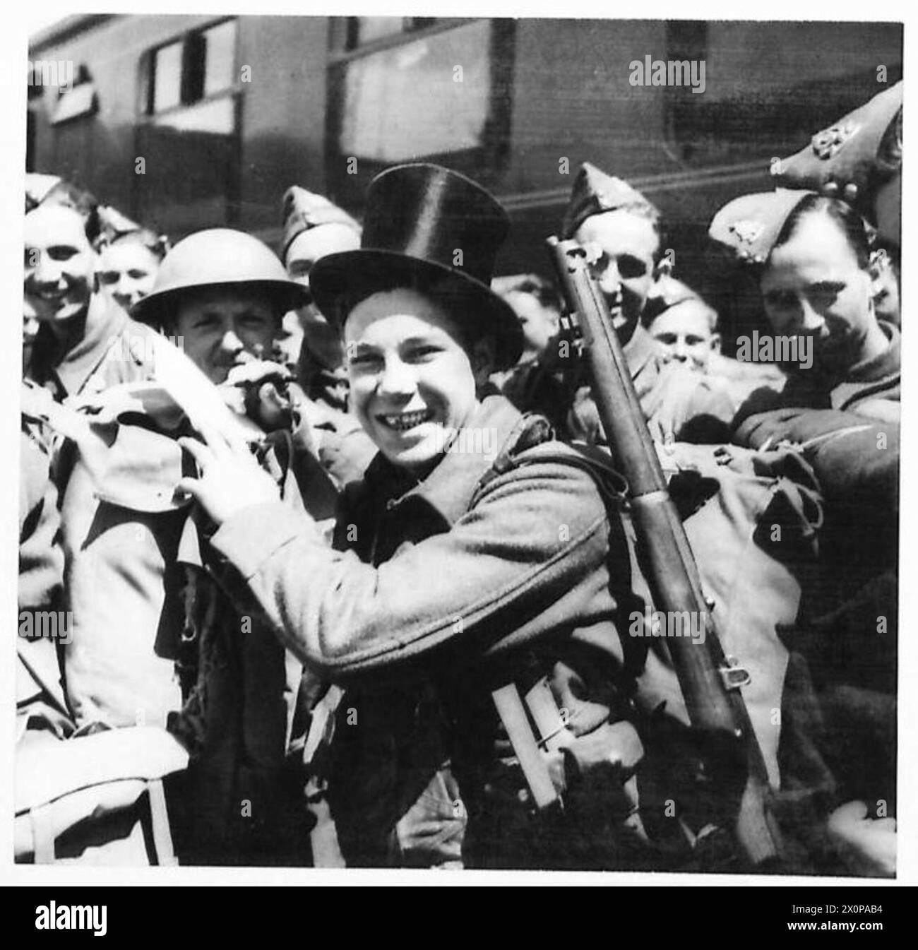 Un soldat du corps expéditionnaire britannique fait preuve de moral et d'esprit à son arrivée à Plymouth, accueillant les troupes de retour en Grande-Bretagne. Banque D'Images