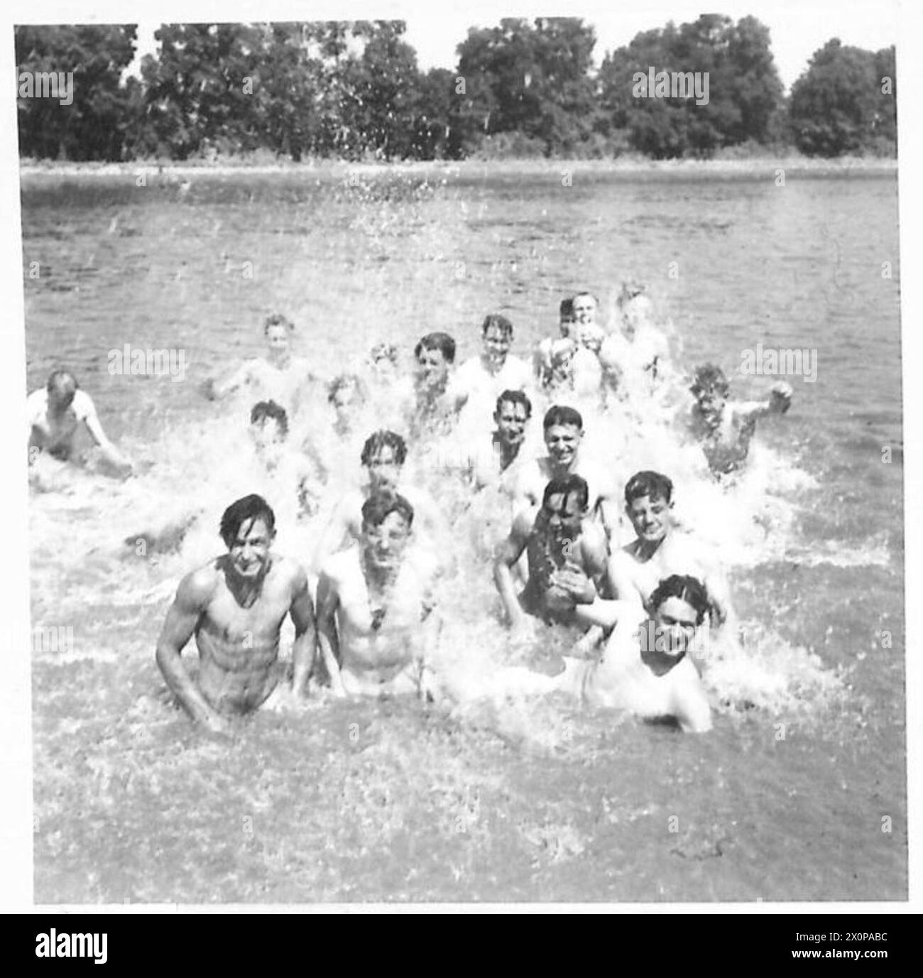 Photographie montrant des parachutistes de la 6e division aéroportée nageant dans un canal près du front de bataille de Normandie pendant les temps d'arrêt des opérations, armée britannique, 21e groupe d'armées. Banque D'Images