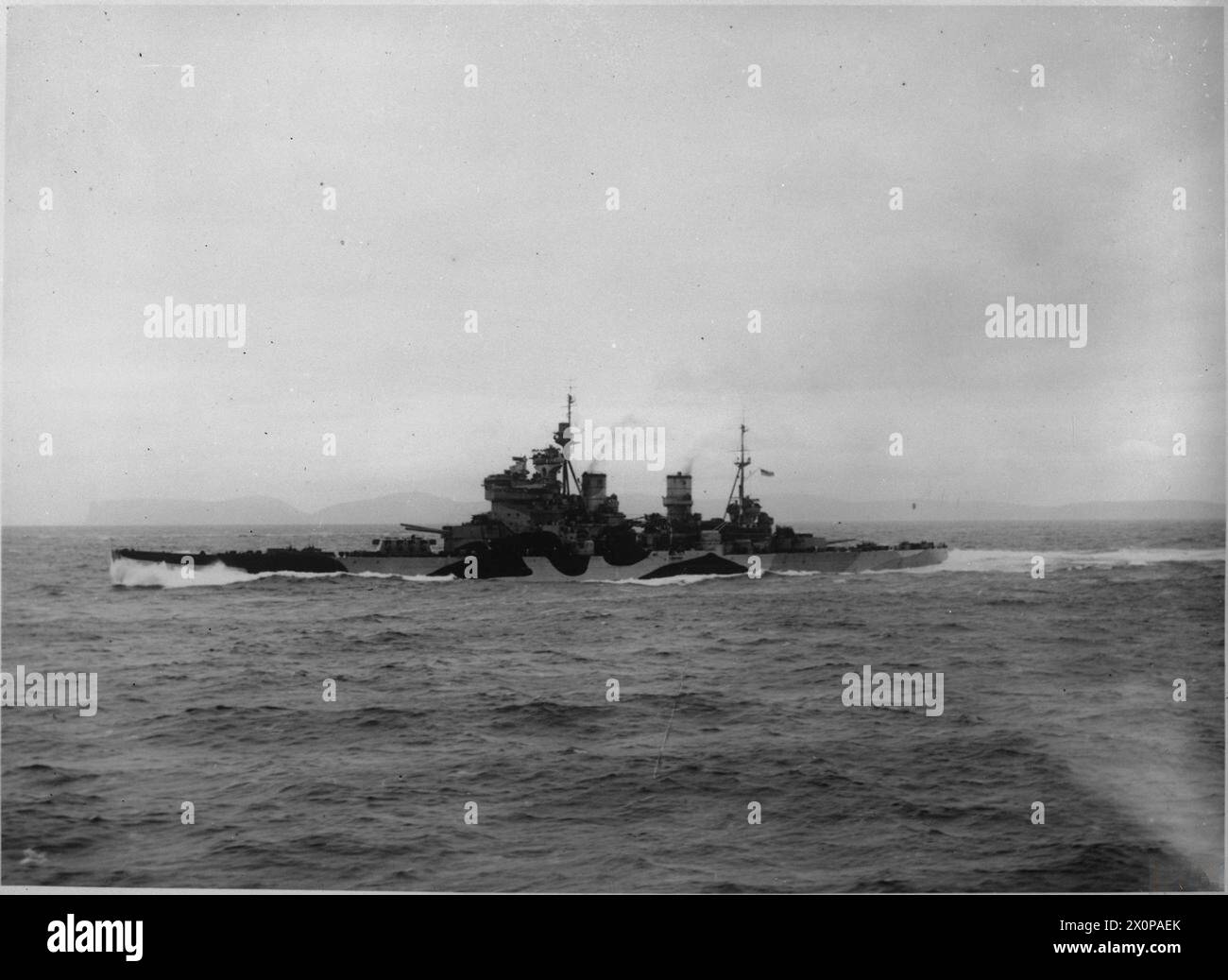 HMS Howe de la Royal Navy naviguant à pleine vitesse pendant les essais en mer pendant la seconde Guerre mondiale. Banque D'Images