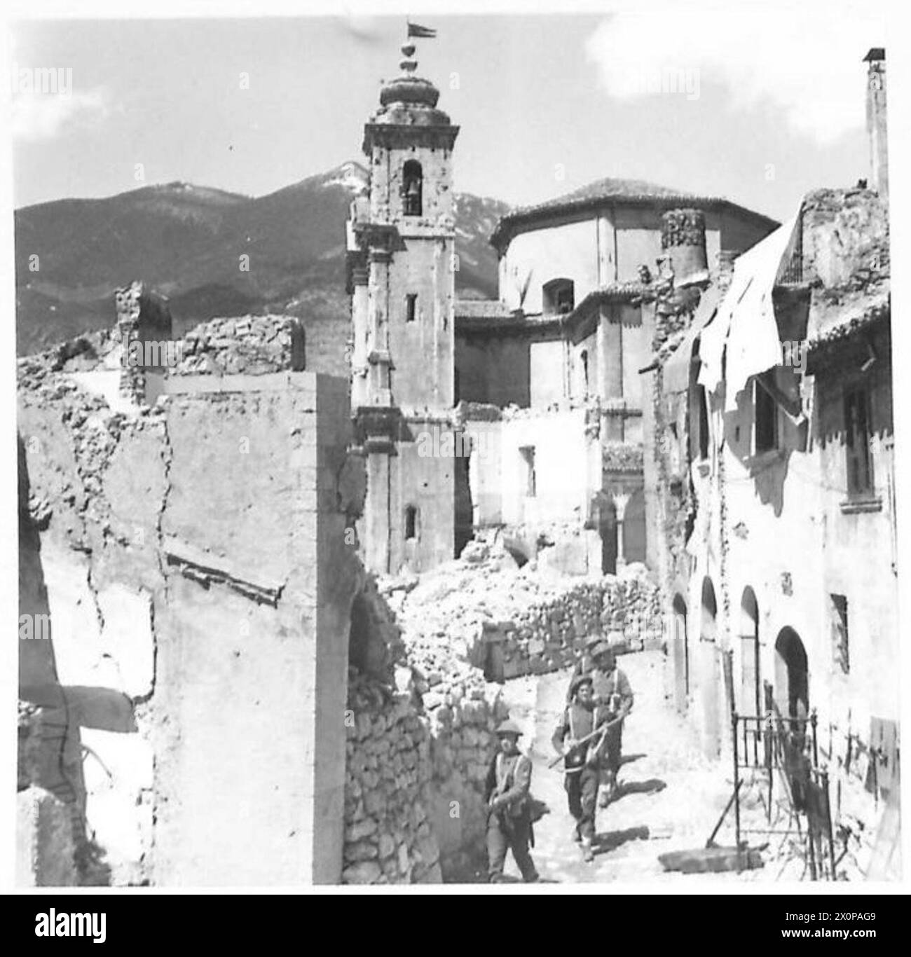 Les gardes écossais avancent vers des positions dans une ville de première ligne en Italie, tenant les hauteurs du sud tandis que les forces allemandes occupent des positions plus élevées au nord, enregistrées dans un négatif photographique. Banque D'Images