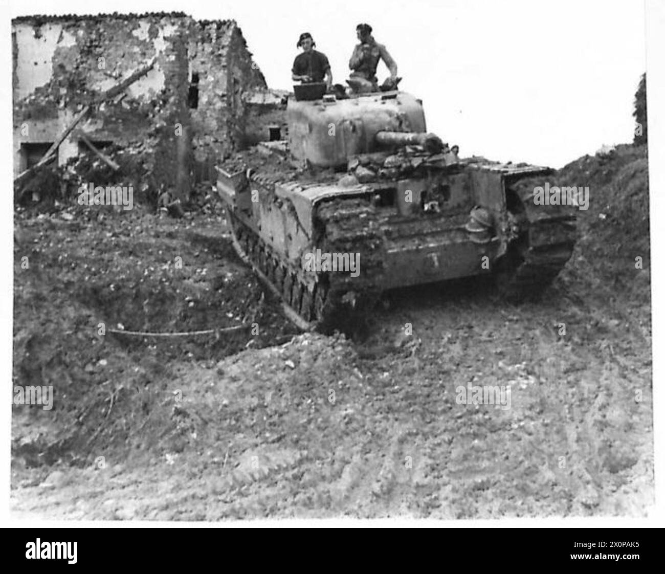 Un char de la 8e armée se déplace le long d'une piste sous sa propre puissance en Italie après les précipitations, illustrant les défis de l'exploitation de véhicules blindés dans des conditions humides pendant la seconde Guerre mondiale photo négatif par l'armée britannique. Banque D'Images