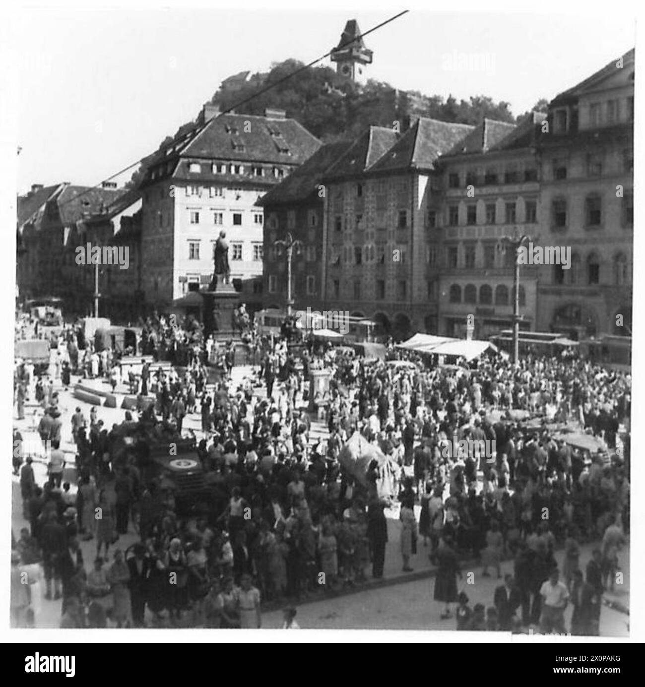 Les troupes britanniques entrent à Graz, en Autriche, où la foule se rassemble dans le centre-ville pour les accueillir. Négatif photographique de l'armée britannique. Banque D'Images