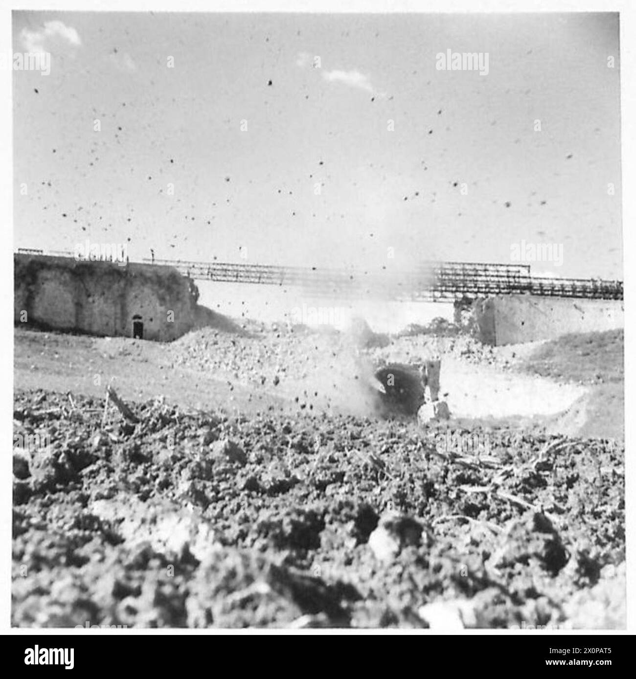 Un pont Bailey en reconstruction est montré pendant les travaux sous les tirs d'obus et de mortier ennemis, mettant en évidence la construction nocturne pour atteindre presque l'achèvement au lever du jour. Banque D'Images