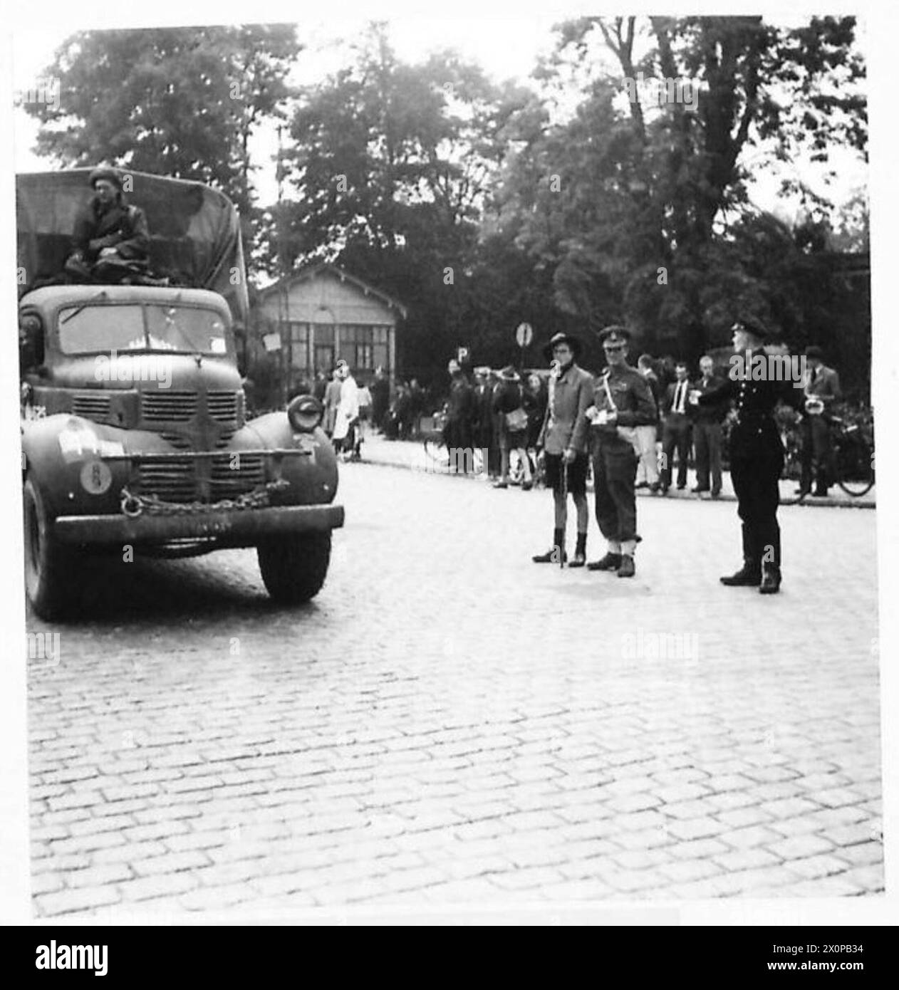 Des guides et des Scouts sont vus à Eindhoven, en Hollande, aux côtés d'un policier local et d'un policier militaire canadien dans une rue animée. Banque D'Images