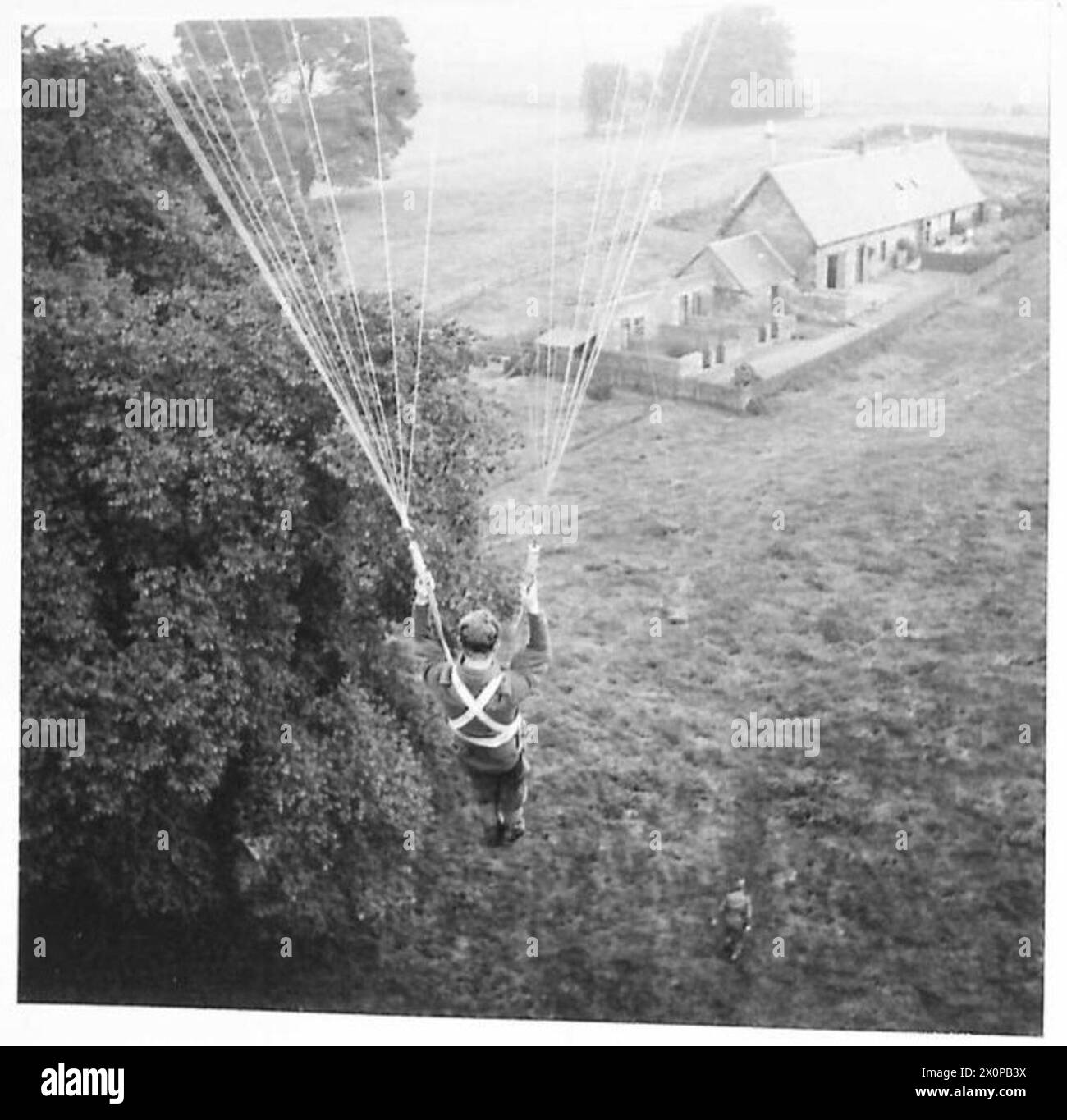 Photographie vue à vol d'oiseau d'un parachutiste stagiaire descendant de la tour de parachute à Elie, Fifeshire, dans le cadre de l'entraînement de la 4e brigade de fusiliers du cadre en présence du général Władysław Sikorski. Armée polonaise. Banque D'Images