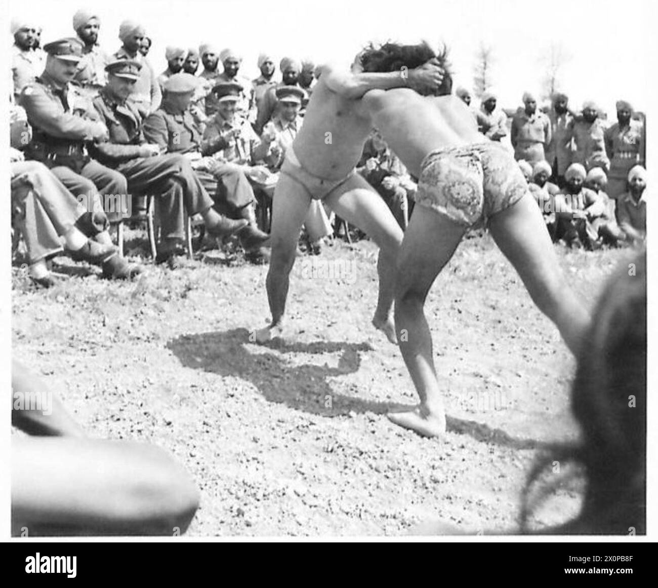 HUITIÈME ARMÉE - après le discours, les troupes indiennes ont donné une démonstration de lutte. Ces deux hommes, Amar et Indar, viennent du même village du Pendjab, et se sont rencontrés dans un combat de lutte égal. Négatif photographique, Armée britannique Banque D'Images