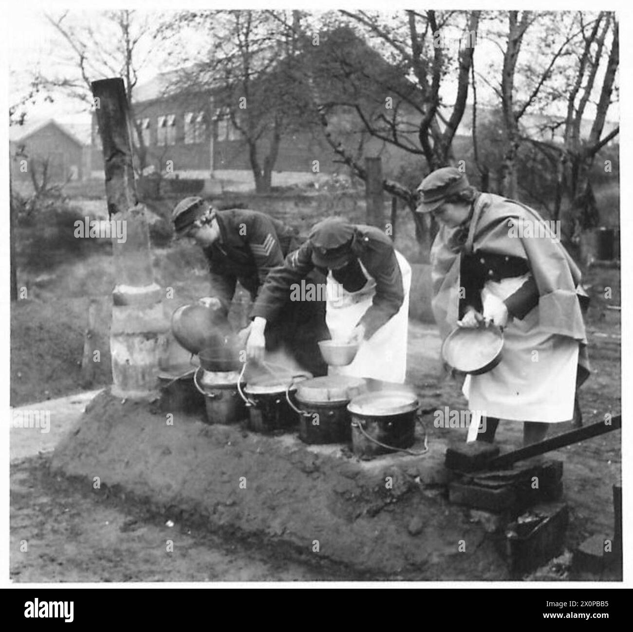 La nourriture est cuisinée sur une cuisinière dans une école de cuisine A.T.S. Un négatif photographique documente la formation culinaire de l'armée britannique. Banque D'Images