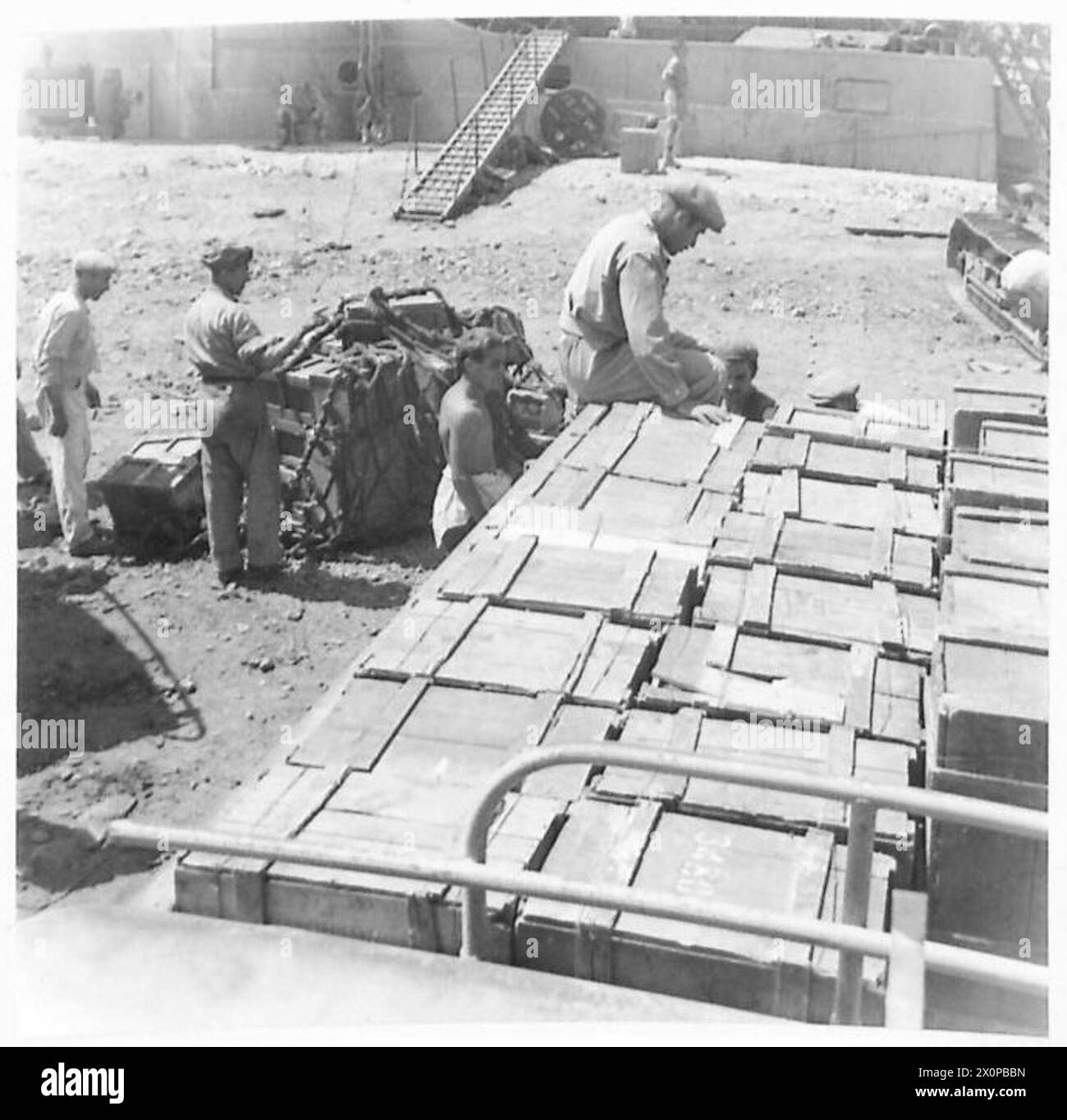 Des magasins de la marine arrivent à Ancône, avec des civils italiens qui aident à charger des fournitures sur les camions. Documenté dans un négatif photographique par l'armée britannique. Banque D'Images