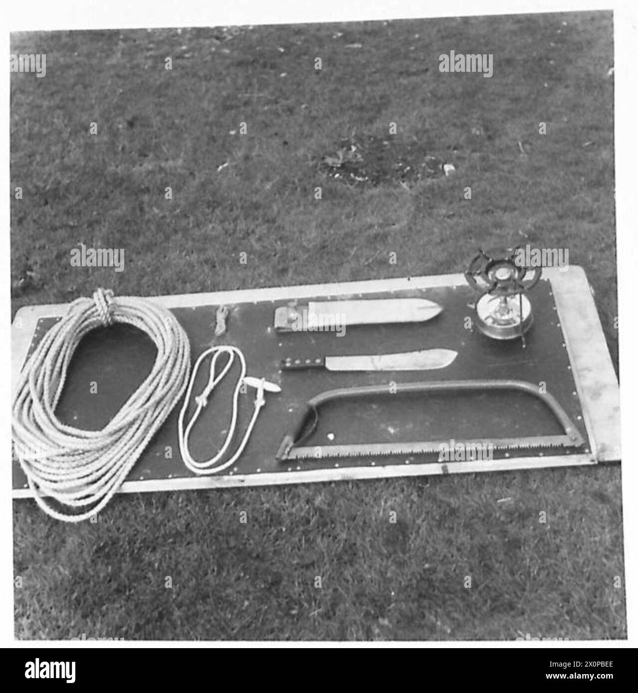 L'équipement utilisé dans la formation à la guerre de montagne et de neige comprend une corde d'escalade, une machette, une brosse suédoise avec scie et un poêle Primus. Négatif photographique de l'armée britannique. Banque D'Images