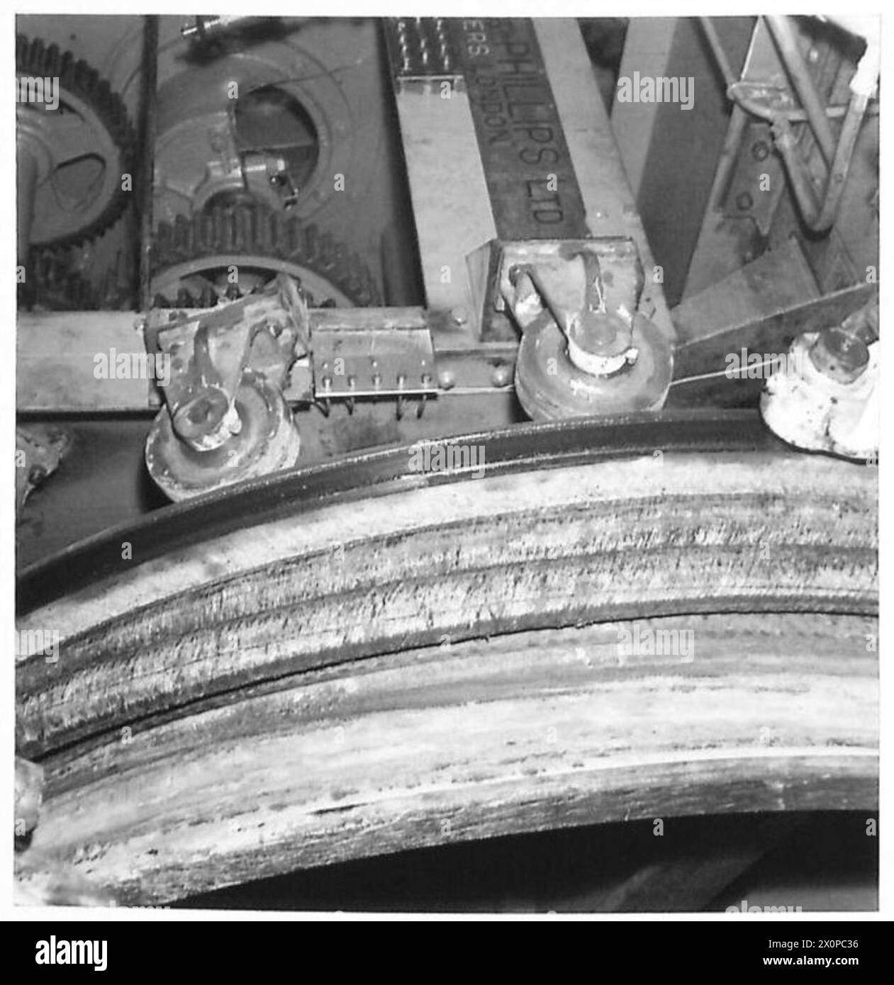 No.2 le char est positionné à la porte étanche du port pour gérer le plomb de l'anse pendant les opérations de pose de câbles à bord d'un navire. Banque D'Images