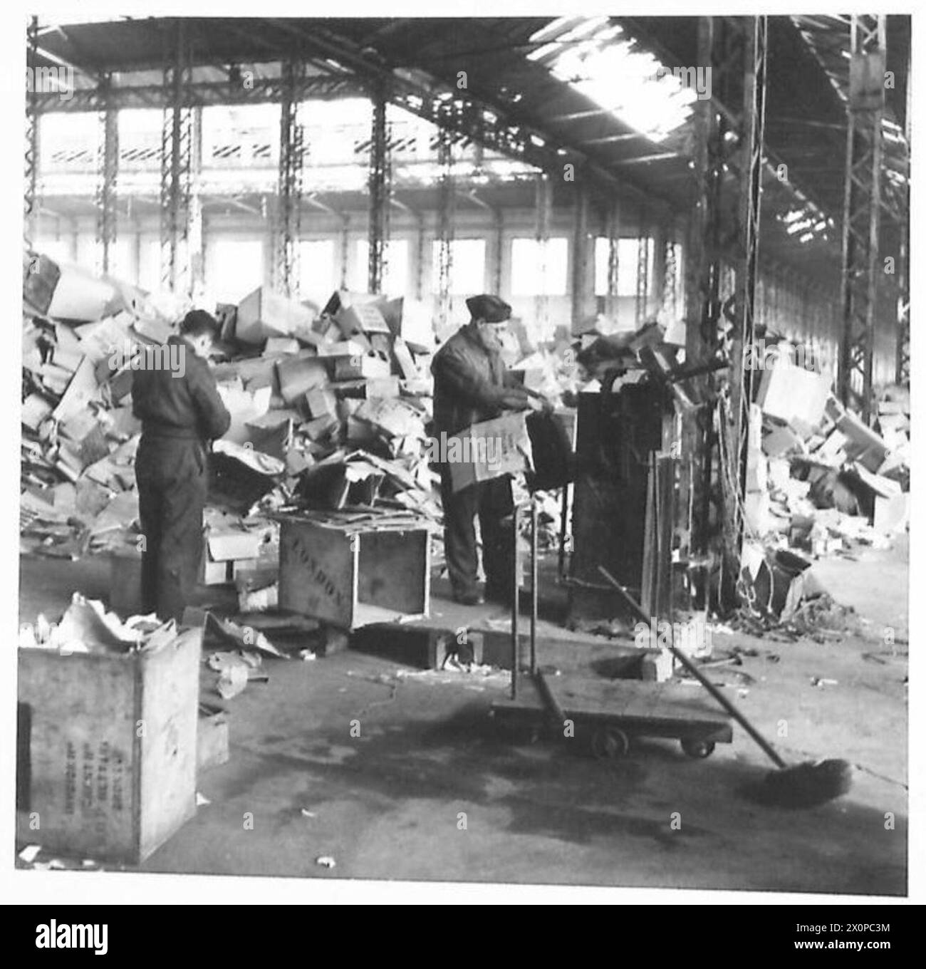 Le centre de transit de récupération No.6 de White City traite le papier pour le traitement et la redistribution. Banque D'Images