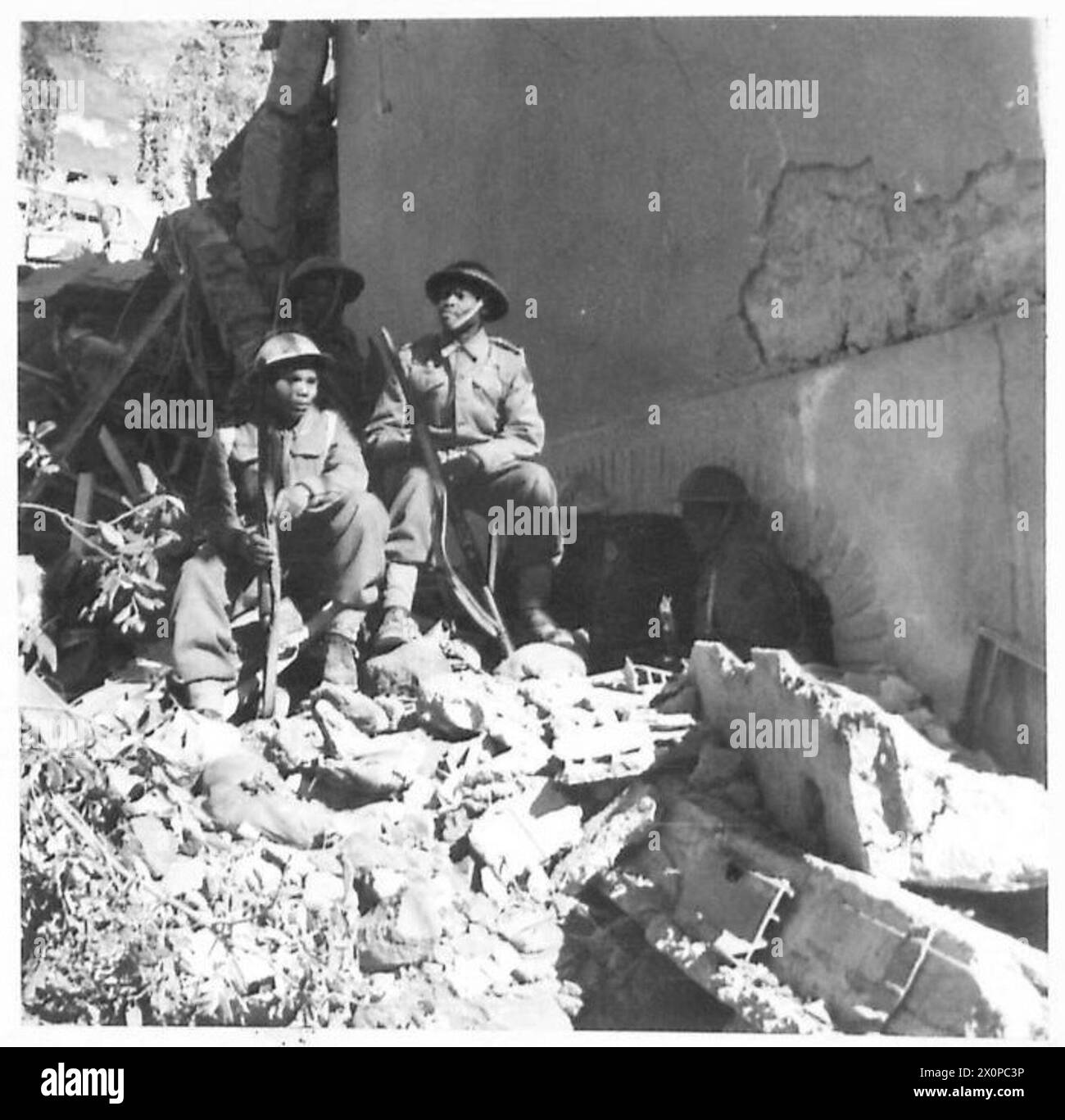 CINQUIÈME ARMÉE : ANZIO BRIDGEHEAD.TROUPES DE COULEUR SUD-AFRICAINE À ANZIO - Une équipe de fumée debout pour l'ordre de faire de la fumée. Négatif photographique, Armée britannique Banque D'Images