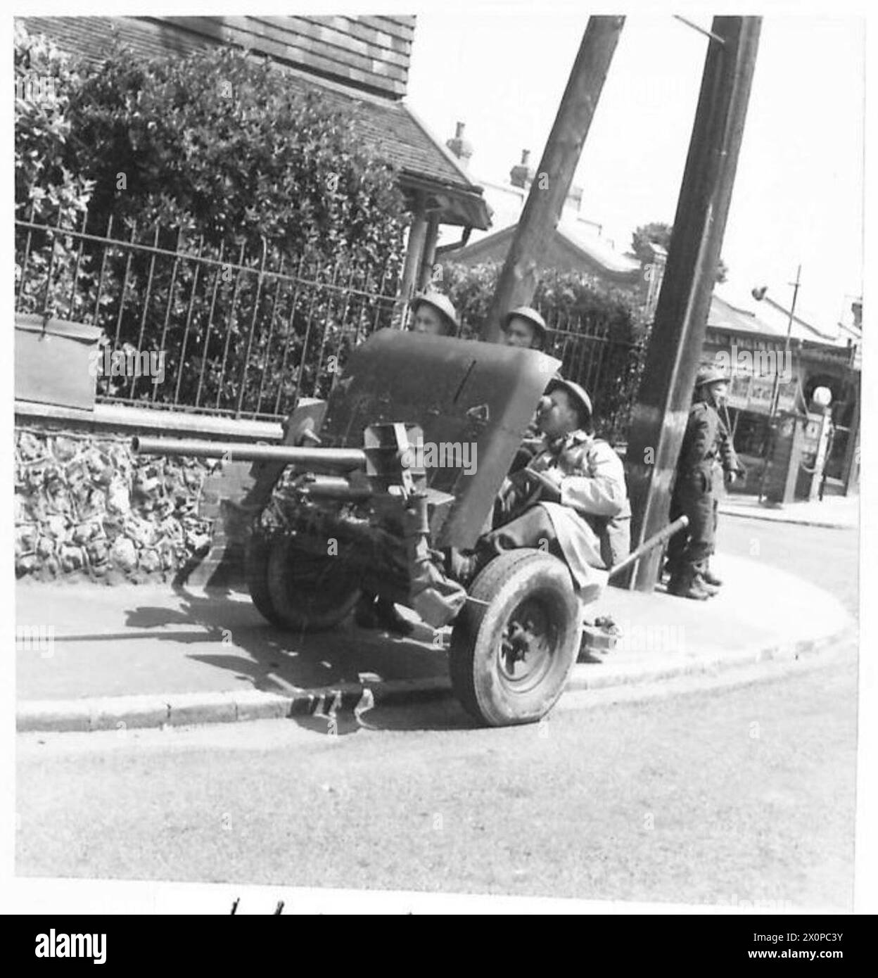 Un canon antichar britannique est positionné et prêt pour l'action lors d'un exercice d'invasion simulée. Négatif photographique de l'armée britannique. Banque D'Images