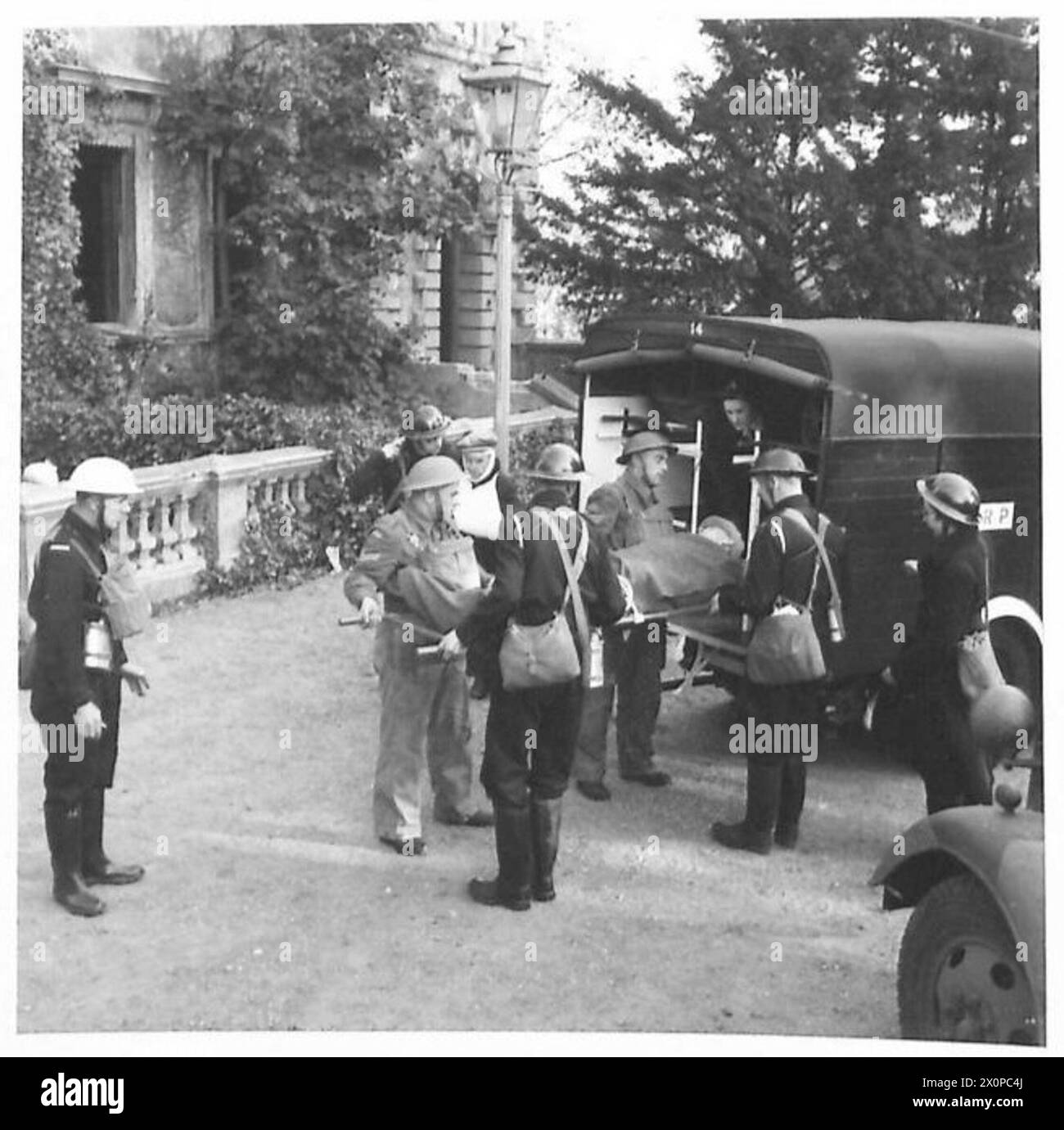 Les troupes reçoivent des instructions sur la méthode appropriée pour placer un brancard et un patient dans une ambulance. Banque D'Images