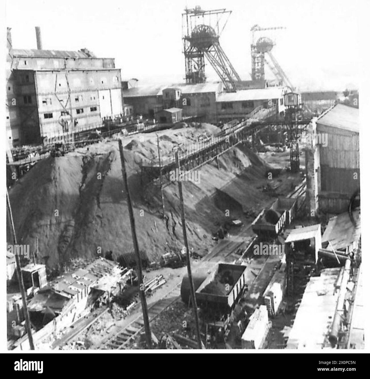 Une vue montrant deux puits de mine de charbon intacts en Allemagne du Nord pendant les opérations de l'armée britannique du Rhin. Banque D'Images
