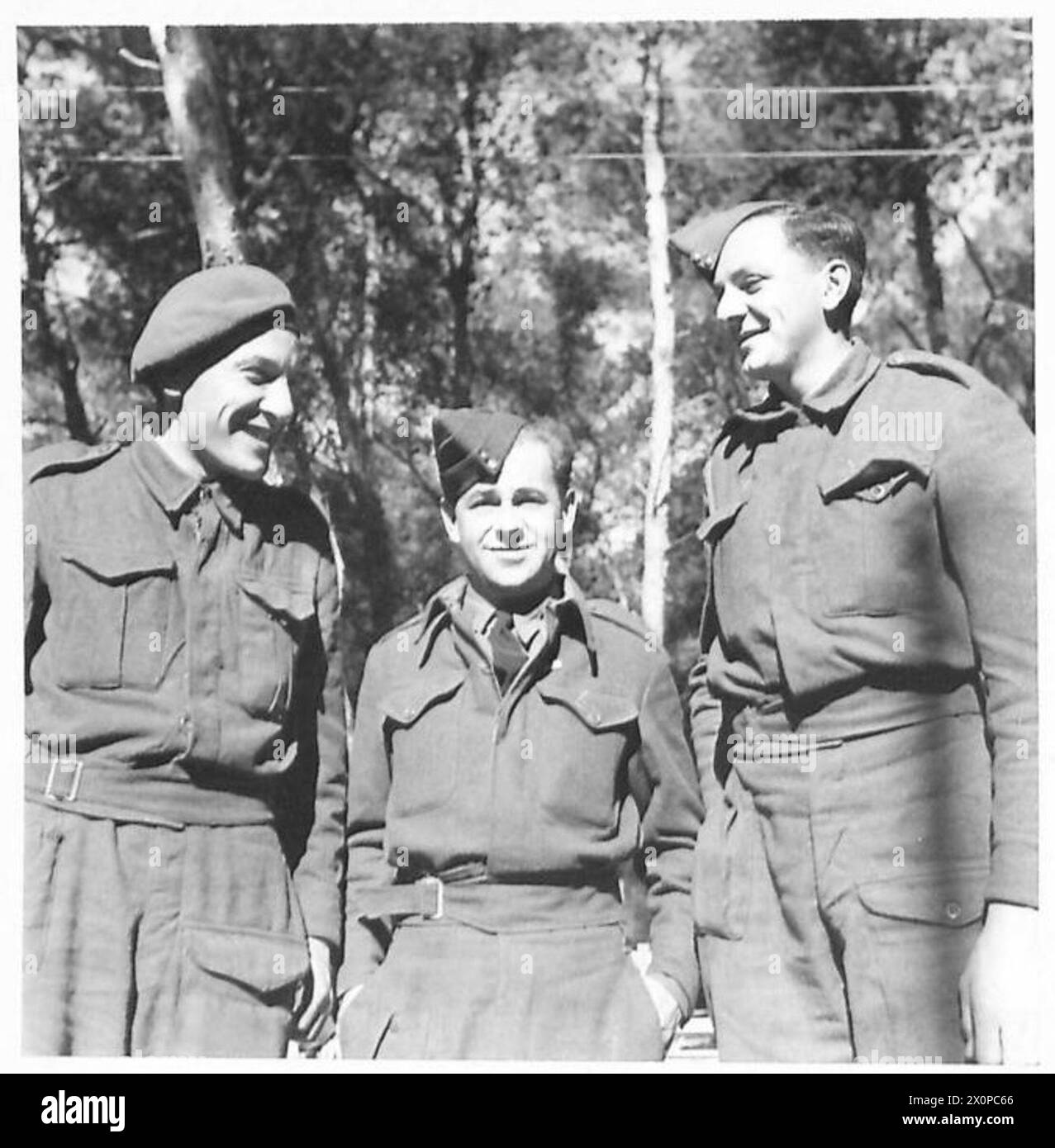 Sgmn. Calcutt, lac Marshall et Gunner Bridger, membres des « Forest Murmurs », sont présents en Afrique du Nord dans le cadre des opérations de l'armée britannique. Banque D'Images