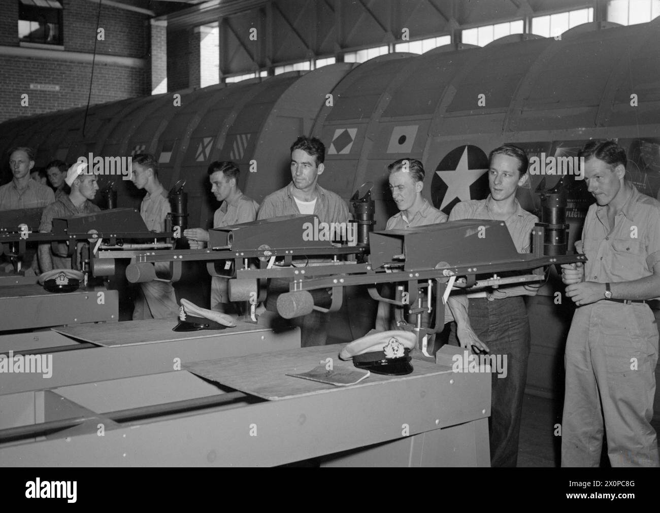 LES PILOTES DE LA MARINE BRITANNIQUE S'ENTRAÎNENT EN AMÉRIQUE POUR LA GUERRE CONTRE LE JAPON. NOVEMBRE 1944, ÉTATS-UNIS. PLUSIEURS CENTAINES DE PILOTES NAVALS BRITANNIQUES DE LA FLOTTE AÉRIENNE SE SONT ENTRAÎNÉS EN AMÉRIQUE CÔTE À CÔTE AVEC DES CADETS AMÉRICAINS POUR SERVIR DANS LES OCÉANS PACIFIQUE ET INDIEN. SOUS LE COMMANDEMENT D'INSTRUCTEURS AMÉRICAINS, ILS SUIVENT D'ABORD UNE FORMATION AÉRIENNE PRIMAIRE DE LA NAVY À BUNKER HILL, INDIANA, PUIS SE RENDENT À PENSACOLA, JACKSONVILLE ET FORT LAUDERDALE, TOUS DANS L'ÉTAT DE FLORIDE. À CE STADE, ILS PARTENT POUR LE MAINE, OÙ À BRUNSWICK ET LEWISTON, ILS SONT CONVERTIS AUX MÉTHODES BRITANNIQUES ET ONT DES EXERCICES D'ATTERRISSAGE SUR PONT, JUSQU'AU JOUR VENU FO Banque D'Images