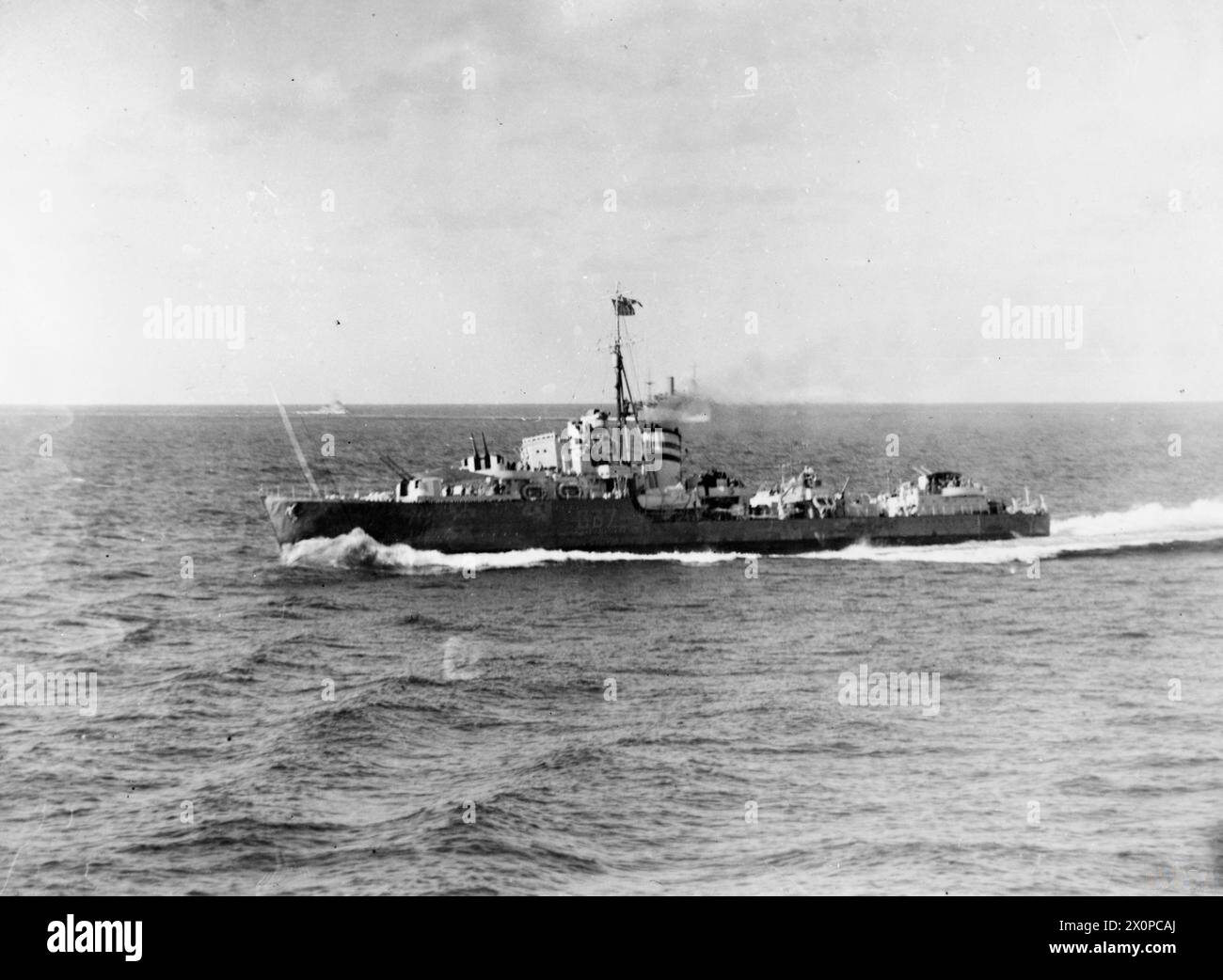 Le 14-15 février, le HMS Dido escorte un convoi de trois navires marchands d'Alexandrie à Malte, le HMS Kelvin engageant un sous-marin à environ 200 miles de Malte. Banque D'Images