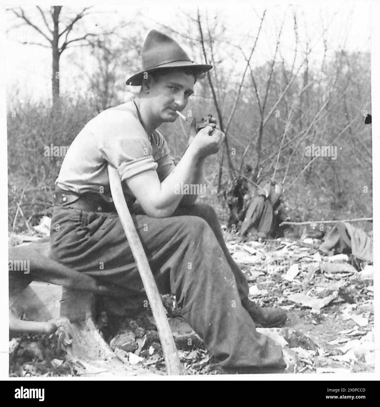 Les bushmen néo-zélandais, connus sous le nom d'abatteuses, travaillent dans des tâches forestières, faisant la démonstration des techniques de main-d'œuvre et de manutention du bois pendant le service militaire. Banque D'Images