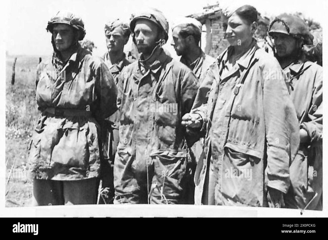 CINQUIÈME ARMÉE : DIVERS - prisonniers d'un régiment allemand de parachutistes amenés pour interrogatoire peu après leur capture dans la zone Albano-Laziale du front de la cinquième armée. Négatif photographique, Armée britannique Banque D'Images