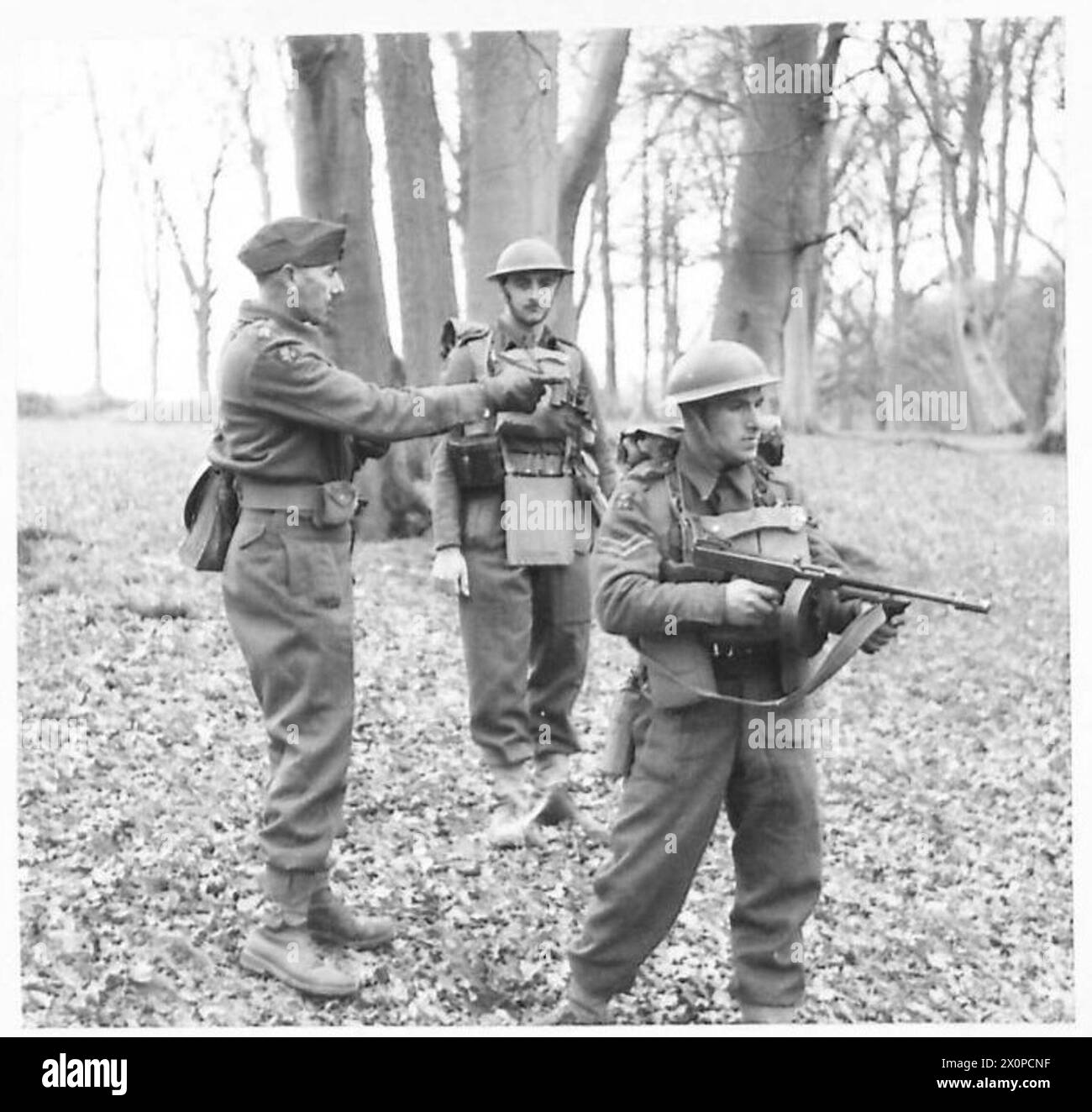 Le commandant démontre les tactiques de choc et donne des instructions aux troupes sur les techniques de manipulation des armes à feu Tommy. Banque D'Images