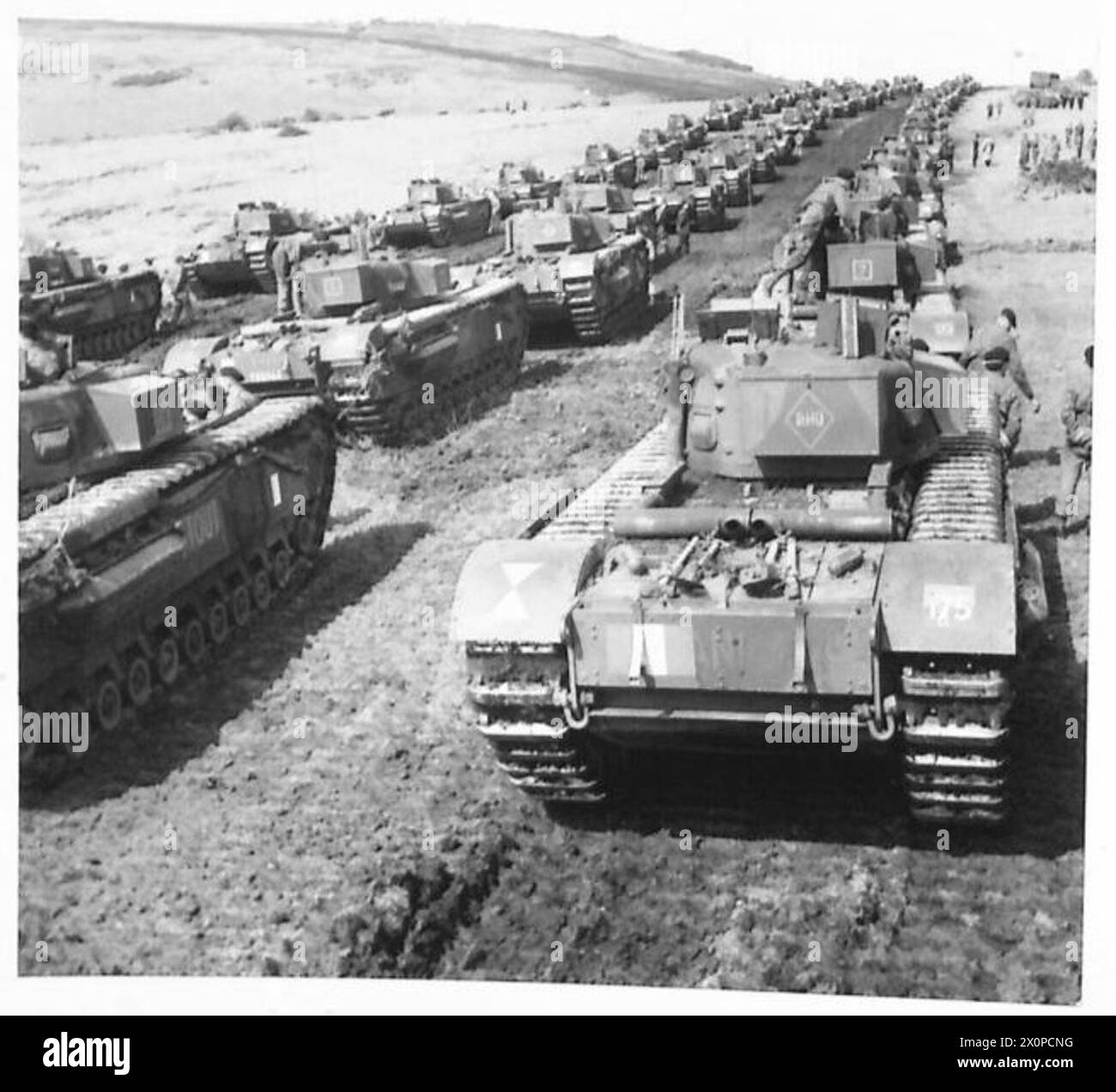 LE PREMIER MINISTRE VISITE LE COMMANDEMENT S.E. - 'Churchill' Mk. IV chars d'infanterie défilant sur les South Downs. Négatif photographique, Armée britannique Banque D'Images