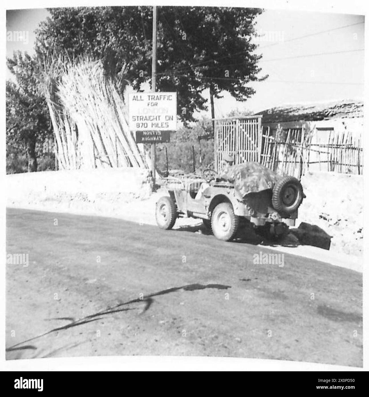 Des panneaux d'affichage sont placés le long de la route de Monty en Italie par le corps de la police militaire pour diriger et informer le personnel de la huitième armée pendant l'invasion de l'Italie. Négatif photographique de l'armée britannique. Banque D'Images