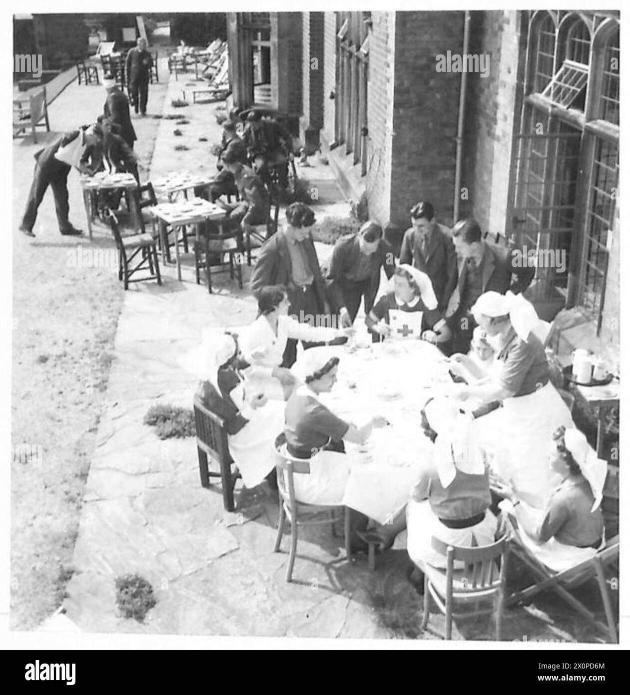 LA CROIX ROUGE BRITANNIQUE ET ST. JOHN WAR ORGANISATION - vue générale du personnel et des patients prenant le thé sur la terrasse. Négatif photographique, Armée britannique Banque D'Images