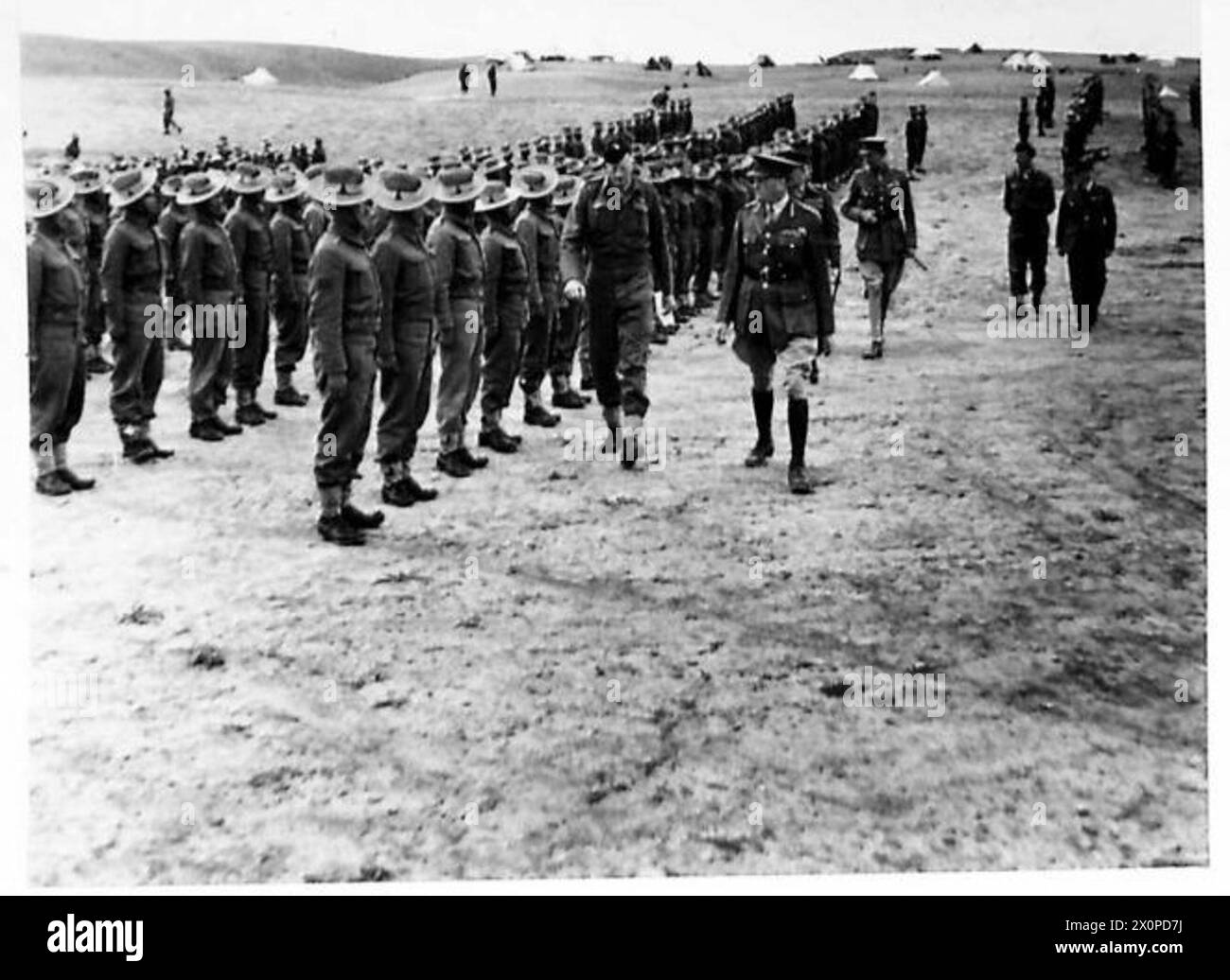 TOURNÉE DU C-EN-C DE LA 10E ARMÉE - C-en-C inspectant 2/3 Ghurkas. Négatif photographique, Armée britannique Banque D'Images