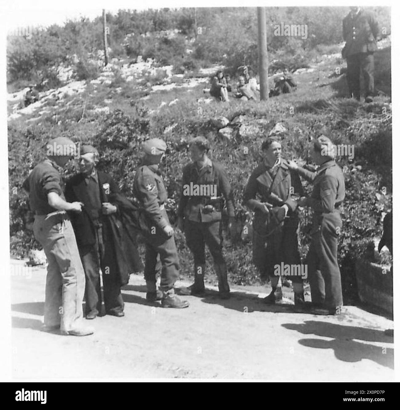 Les partisans de Tito parlent avec le sergent Sherrard et le l/Cpl. G. Dizeon des 12 Lancers à Sistania pendant la 8e armée avance à Trieste. Banque D'Images