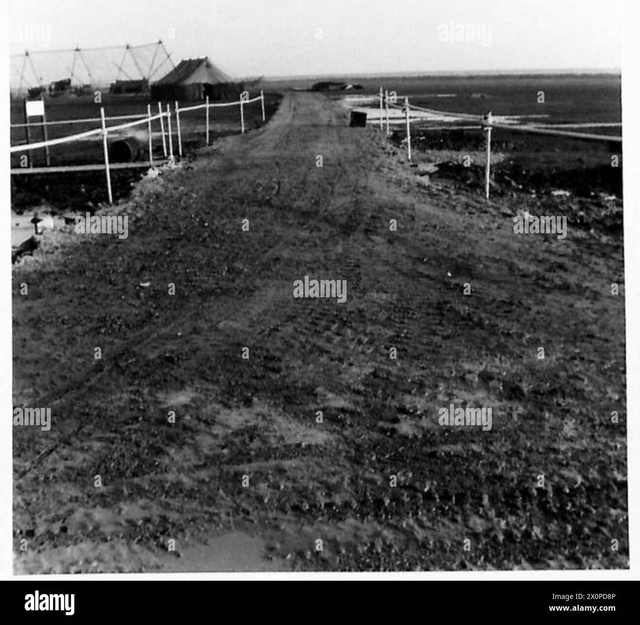 Des chemins et des routes mènent au parc d'armes d'une batterie anti-aérienne lourde près d'Orford. La signalisation indique la discipline de la voie et un rond-point gère la circulation. Négatif photographique. Banque D'Images Des chemins et des routes mènent au parc d'armes d'une batterie anti-aérienne lourde près d'Orford. La signalisation indique la discipline de la voie et un rond-point gère la circulation. Négatif photographique. Banque D'Images
