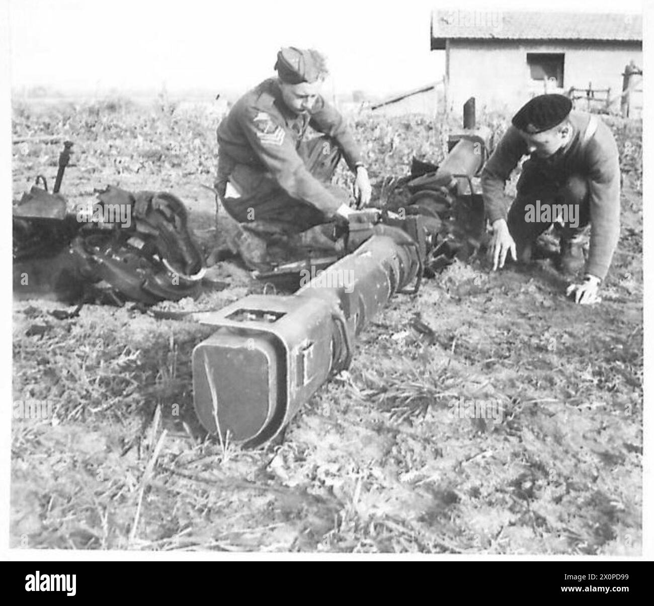 ITALIE : ALLIED LANDINGSOUTH DE ROME - Un télémètre laissé par l'ennemi, le Sgt.Wharton et le Cpl. Stockking 46th R.T.R. de Church Lawford, Rugby, examinent. Négatif photographique, Armée britannique Banque D'Images