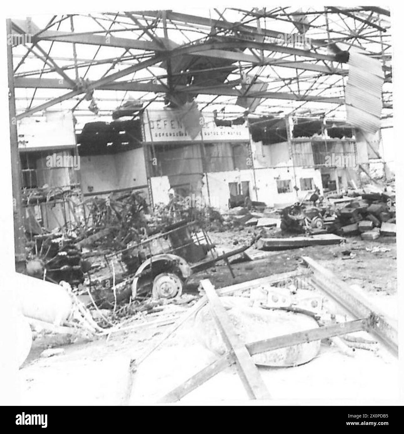 AÉROPORT DE TUNIS : UN AUTRE CIMETIÈRE DE LA LUFTWAFFE de GOERING - les grands dégâts aux hangars de l'aéroport complètement vidés et inutiles. Négatif photographique, Armée britannique Banque D'Images
