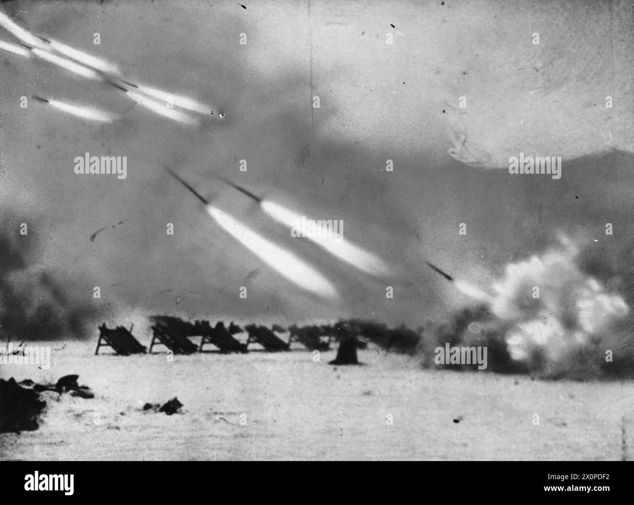 LA BATAILLE DE STALINGRAD, AOÛT 1942-FÉVRIER 1943 - toujours tiré du film soviétique 'L'histoire de Stalingrad' montrant des missiles de roquette tirés sur les positions allemandes de l'Armée rouge Banque D'Images