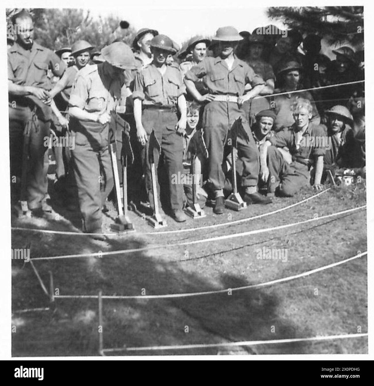 Photographie du départ de la deuxième course à la réunion du club de gazon d'Anzio pendant les opérations de la Cinquième Armée à la tête de pont d'Anzio. Cheval No. 2 est déplacé vers l'avant d'une place. L'image est un négatif photographique. Banque D'Images