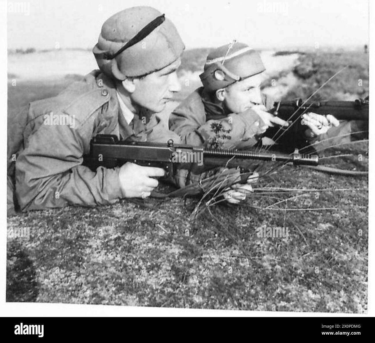 Des parachutistes polonais de la 4e brigade de fusiliers du cadre, future 1re brigade parachutiste indépendante, sont photographiés à Elie, Fifeshire, occupant une tranchée pendant l'entraînement avec des mitrailleuses Thompson et des fusils Lee Enfield, portant des « casques élastiques ». Banque D'Images