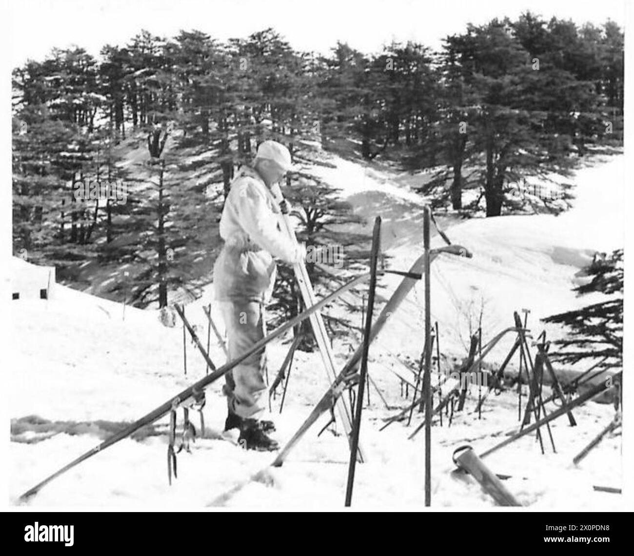 Une troupe de ski nettoie ses skis après le retour de l'exercice matinal pendant l'entraînement à l'école de ski. Banque D'Images