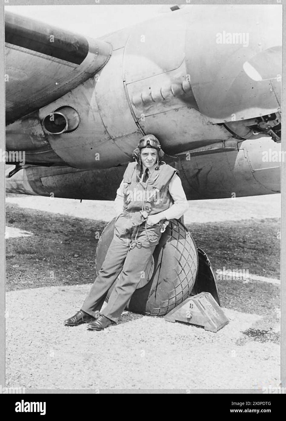 Un avion Hudson survole Heligoland, piloté par un représentant du Dominion de Dunedin, en Nouvelle-Zélande. Négatif photographique, Royal Air Force. Banque D'Images