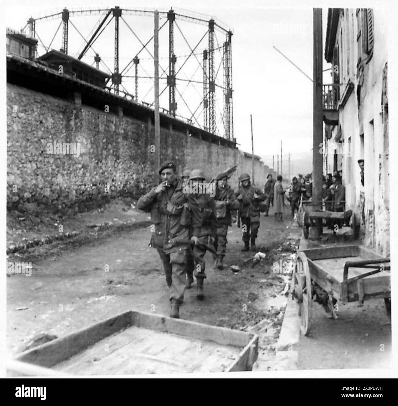 Les parachutistes passent devant une usine à gaz sur le côté nord d'Athènes. Négatif photographique. Banque D'Images