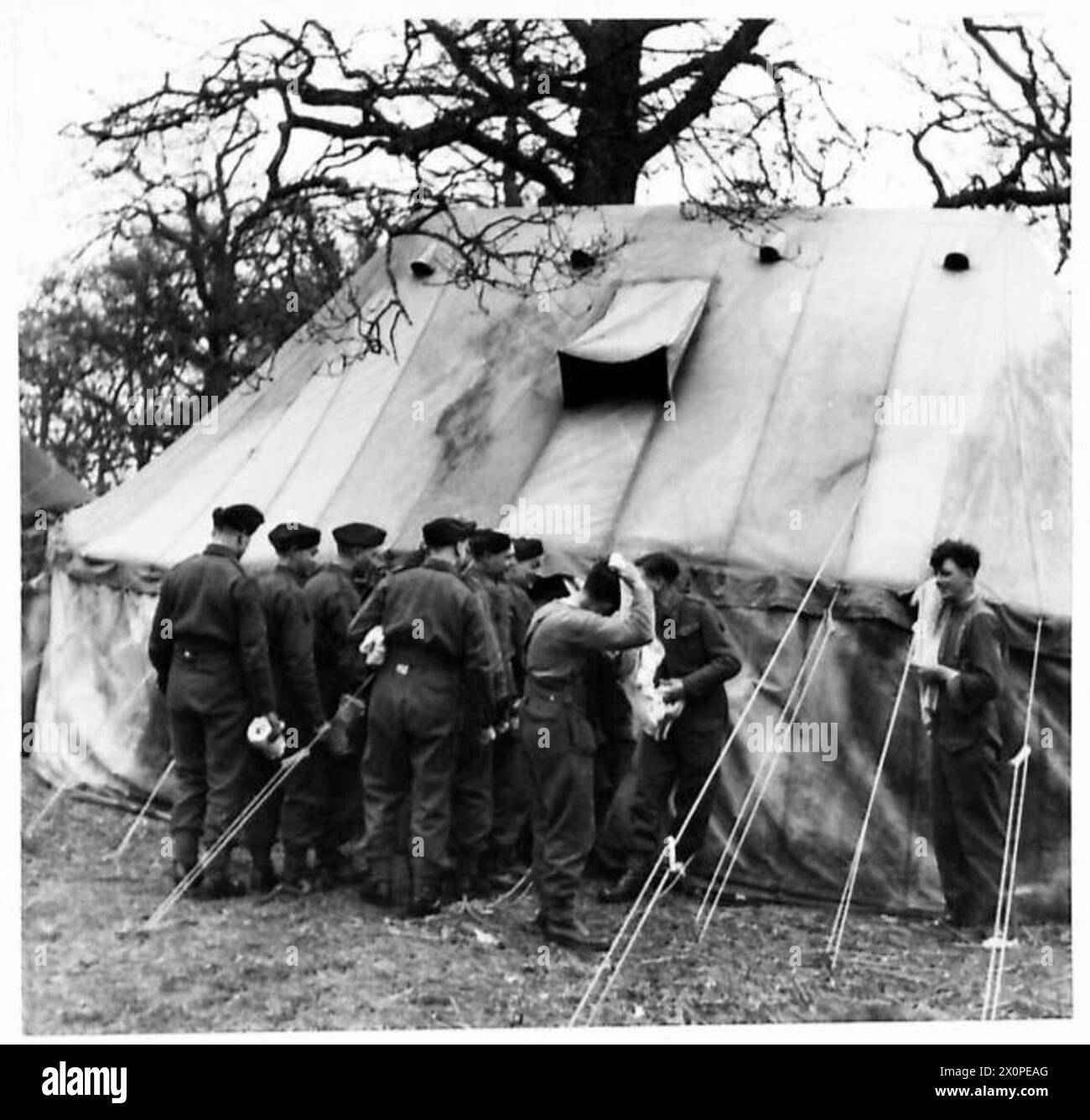 UNITÉS MOBILES DE BAIN - hommes attendant leur tour dans un bain de douche de l'unité mobile de bains, 4e section d'hygiène de terrain et 28e unité mobile de bains, Enbourne, Royal Fusiliers. Négatif photographique, Armée britannique Banque D'Images