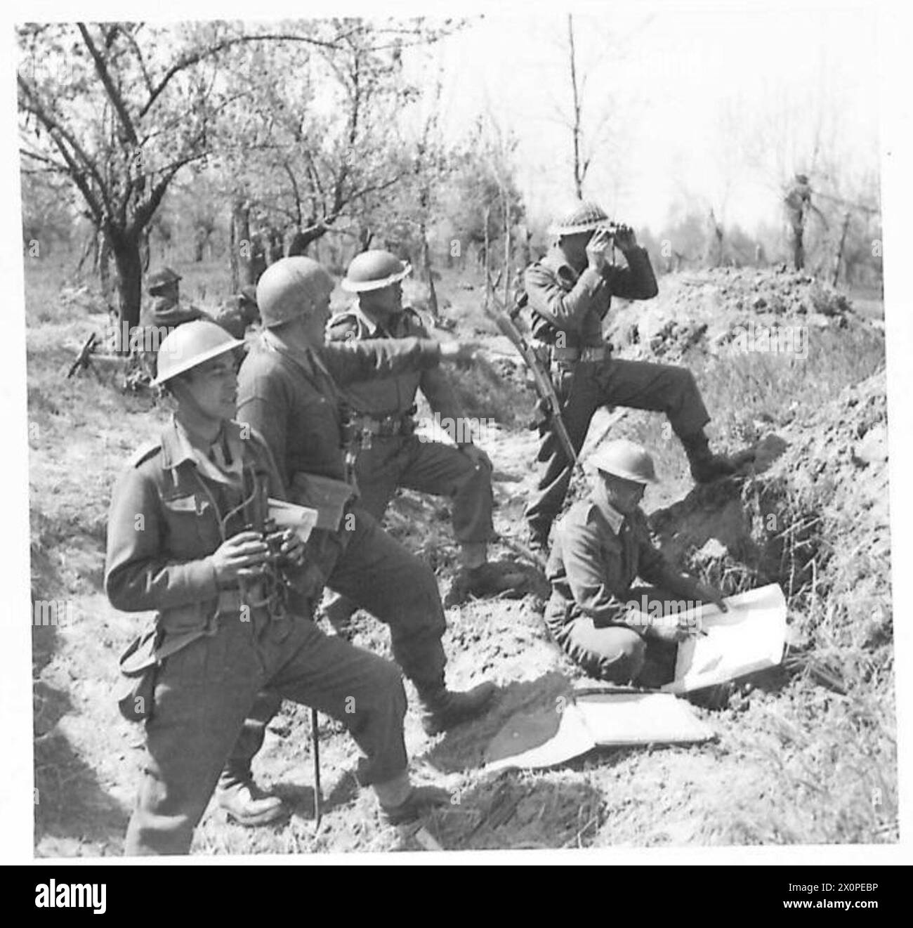 La photographie montre des officiers d'Une compagnie tenant une conférence sur la stratégie d'attaque pendant l'assaut de la 8e armée sur la rivière Senio. Négatif photographique, armée britannique. Banque D'Images
