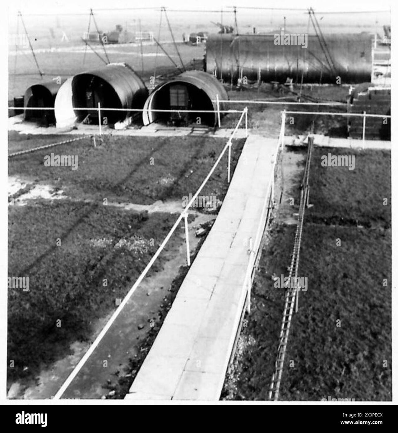 Des chemins et des routes mènent au parc d'armes d'un site de batterie H.A.A. près d'Orford, avec un avertissement de discipline de piste et un rond-point pour la gestion du trafic. Négatif photographique, armée britannique. Banque D'Images Des chemins et des routes mènent au parc d'armes d'un site de batterie H.A.A. près d'Orford, avec un avertissement de discipline de piste et un rond-point pour la gestion du trafic. Négatif photographique, armée britannique. Banque D'Images
