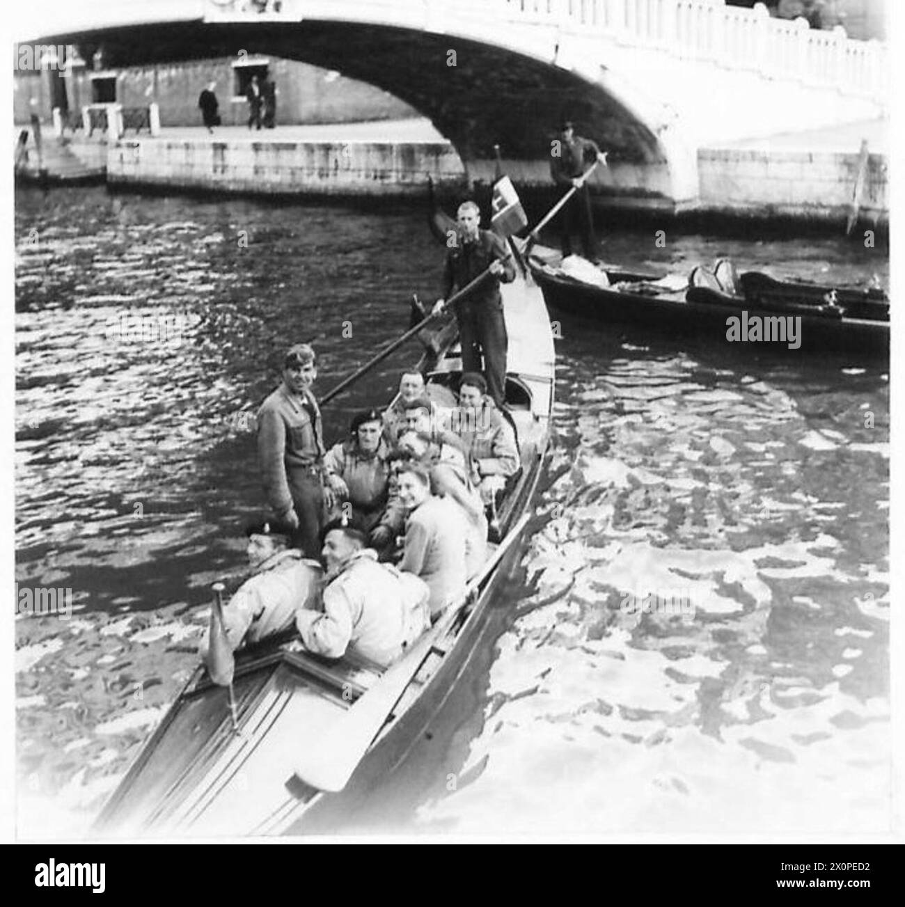 Négatif photographique montrant des équipages de chars de la 8e armée faisant une sortie en gondole lors d'opérations à Venise. Banque D'Images