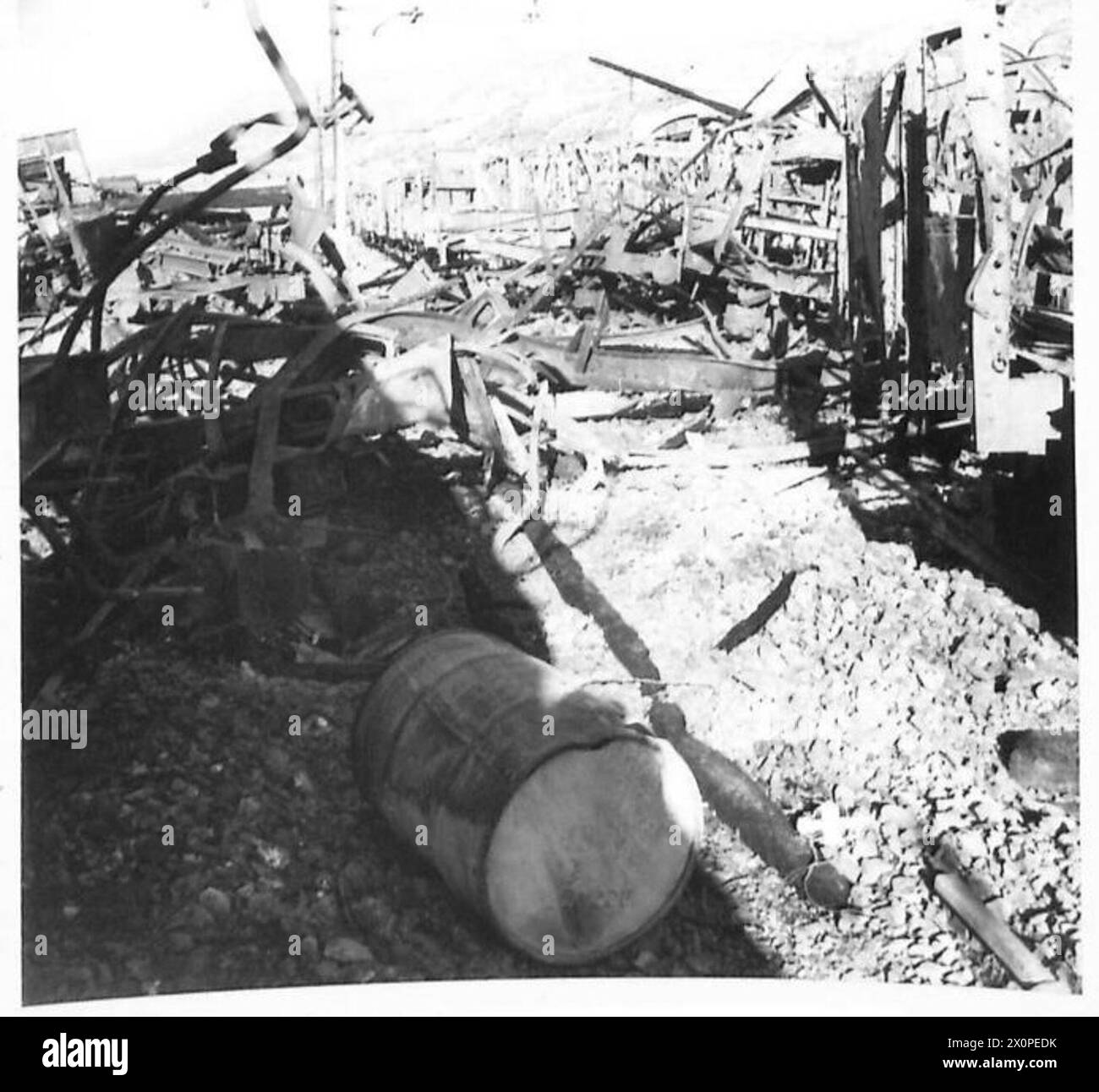 Photographie montrant les conséquences d'un raid britannique et de la RAF sur la gare de Vibo Valentia en Calabre, en Italie, où des camions transportant des avions allemands, des moteurs, du carburant, du charbon et des munitions ont été détruits par un incendie. Banque D'Images