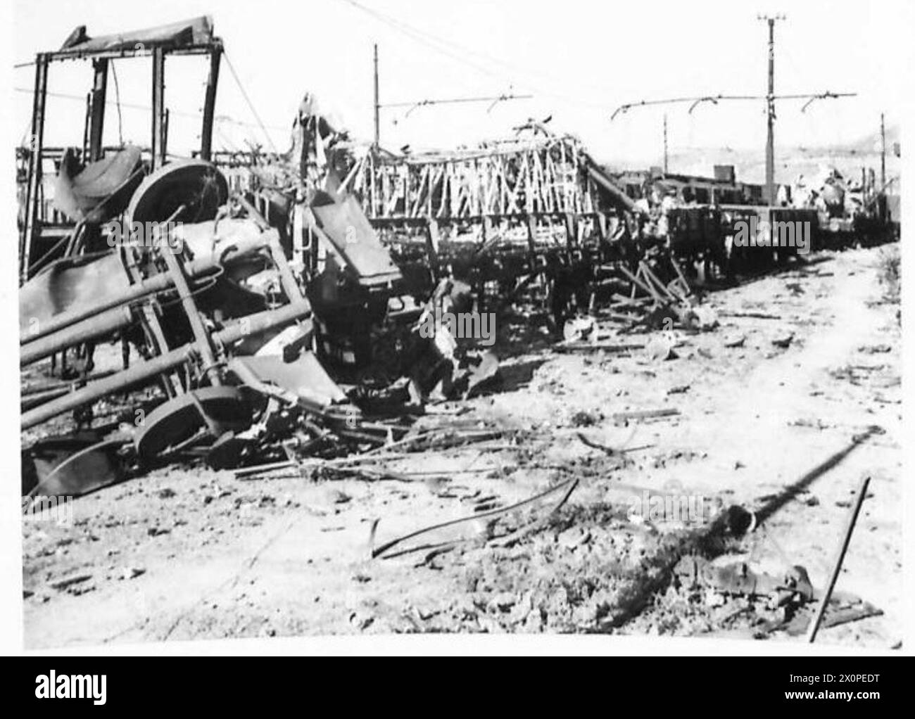 Les bombardiers de la RAF CMF attaquent la gare côtière de Vibo Valentia, détruisant camions allemands, avions, moteurs, charbon, et des munitions en Calabre, Italie. Banque D'Images