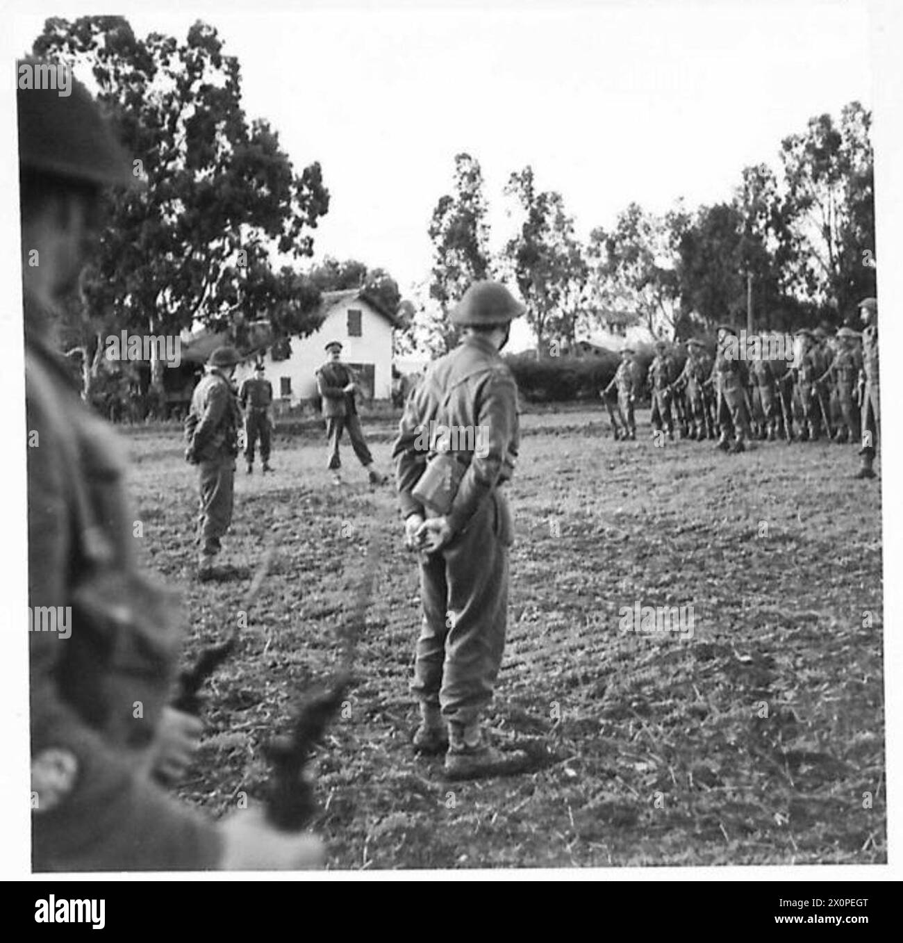 L'ARMÉE BRITANNIQUE DANS LA CAMPAGNE DE TUNISIE, NOVEMBRE 1942-MAI 1943 - le général de division Vyvyan Evelegh, commandant de la 78e division d'infanterie britannique, s'adressant aux troupes du bataillon, le 26 décembre 1942. Le 21 décembre 1942, les troupes du 5e bataillon du Northamptonshire Regiment prennent position derrière les lignes ennemies. Ils ont traversé les montagnes de nuit et ont perdu leur connexion sans fil, ce qui les a mis hors de communication avec leur QG pendant cinq jours. Affamés, fatigués et assoiffés, ils ont tenu leurs positions contre les attaques répétées avec seulement une petite perte pour eux-mêmes.Althoughin cette condition et Banque D'Images