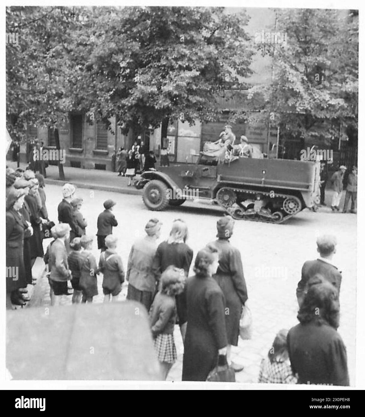ENTRÉE BRITANNIQUE À BERLIN - les Berlinois regardent un véhicule demi-piste entrer dans Berlin. Négatif photographique, Armée britannique, 21e groupe d'armées Banque D'Images