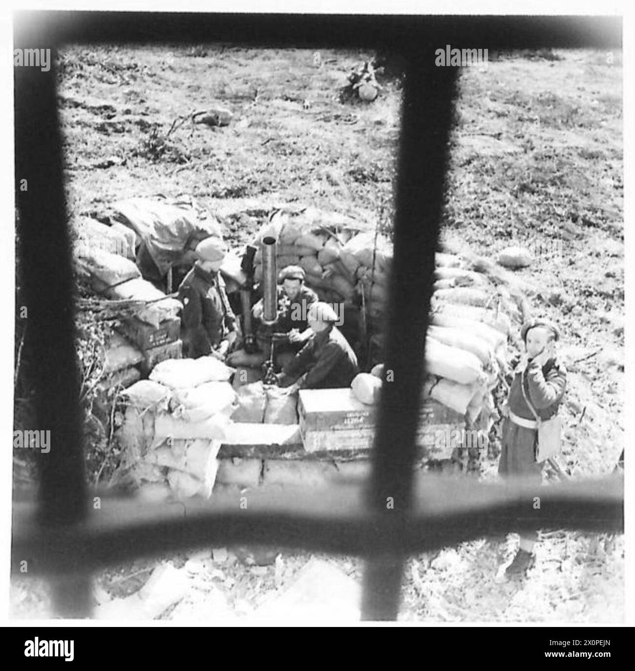 La vue plongeante montre une rigole de mortier lourd de 4,2 pouces occupée par les troupes de la 3e compagnie de mortier de la 5e division de Kresowa, 2e corps polonais, à côté d'une maison en ruine près de Castel Bolognese le 22 mars 1945. Négatif photographique de l'armée polonaise. Banque D'Images