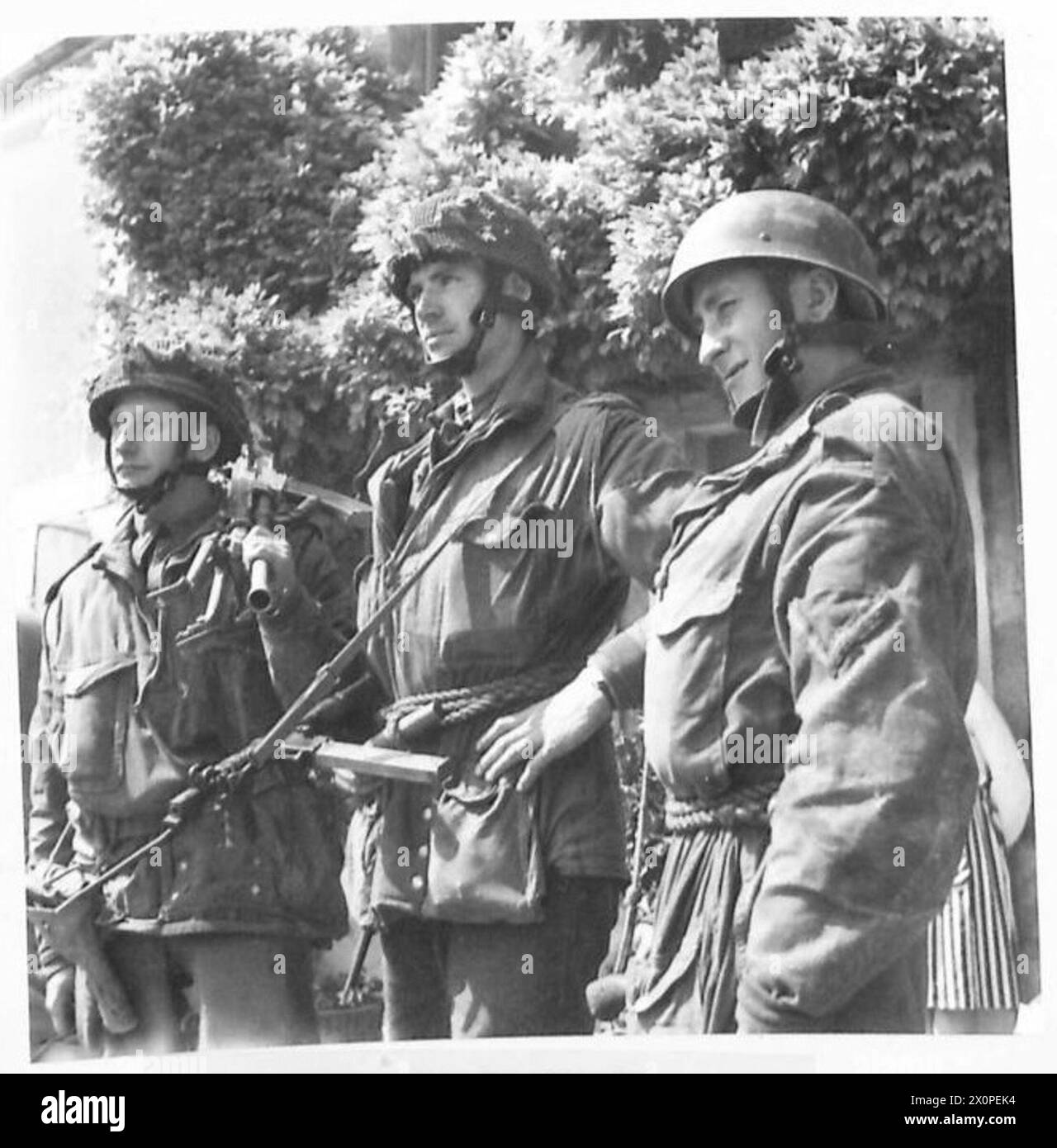 SCÈNES DE NORMANDIE - quelques-unes des premières troupes britanniques de Glider à mettre le pied sur le sol français le jour d à 8 h 12,20. Ils sont de gauche à droite : le soldat Frank Gardner de Blackfen Road, Sidcup, Kent ; le capitaine Brian Priday de Haslebourne Stanstead Road, Caterham, Surrey; l/Caporal B.H.Lambley du 69 Hornsey Park Road, Londres. Ces hommes ont atterri des planeurs à 12,20 heures du matin le jour J. Ils apparaissent également dans B 5585 ci-dessus. Négatif photographique, Armée britannique, 21e groupe d'armées Banque D'Images