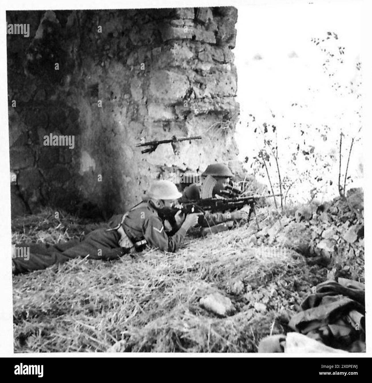 Sergent B.S. Hilton et l/Cpl. V. Covington du 44e régiment de reconnaissance observe les positions ennemies depuis le vieux château de Calvi Vecchia sur le front de la 5e armée en Italie. Banque D'Images